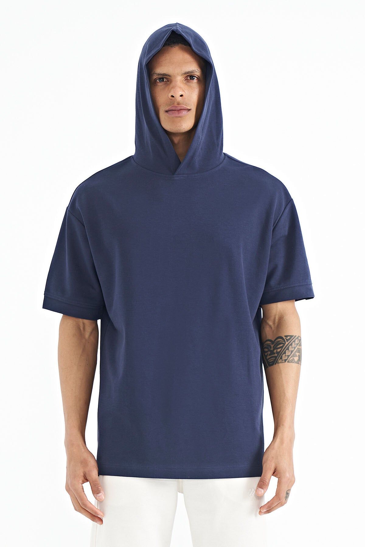Image of Tricou Indigo cu glugă supradimensionată și etichetă pe mânecă pentru bărbați - 88179