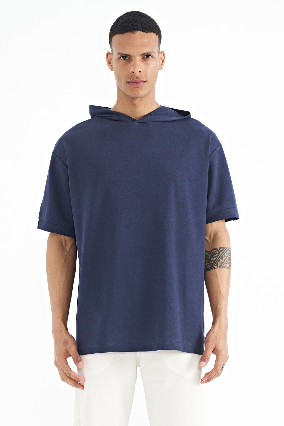 Image of Tricou Indigo cu glugă supradimensionată și etichetă pe mânecă pentru bărbați - 88179