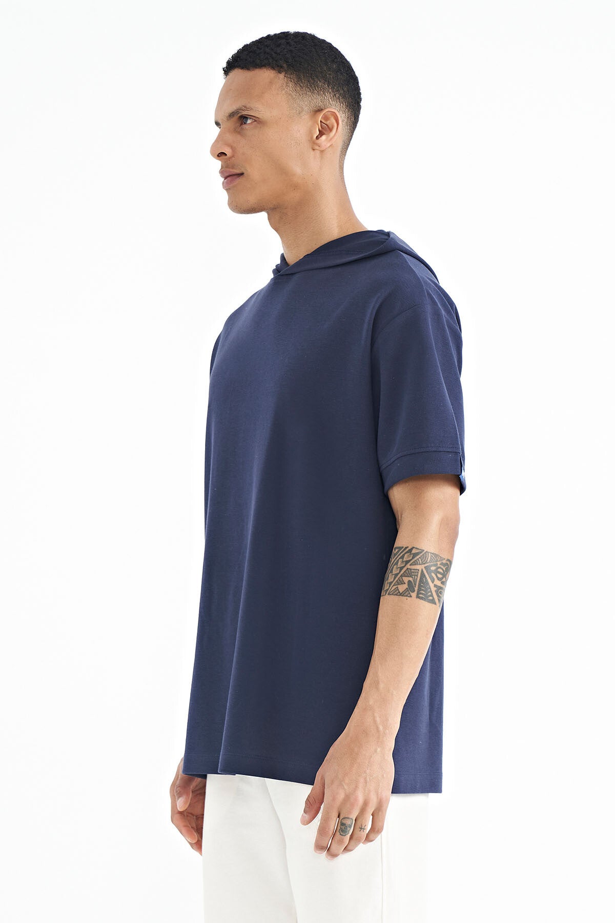 Image of Tricou Indigo cu glugă supradimensionată și etichetă pe mânecă pentru bărbați - 88179