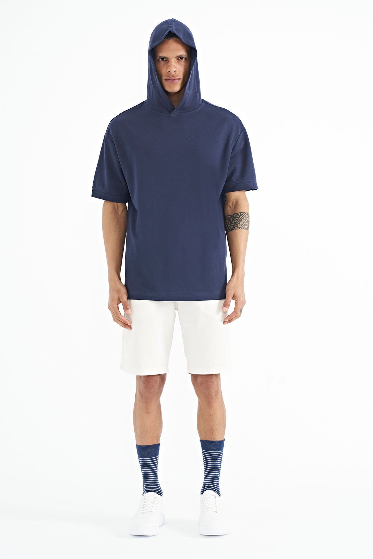 Image of Tricou Indigo cu glugă supradimensionată și etichetă pe mânecă pentru bărbați - 88179