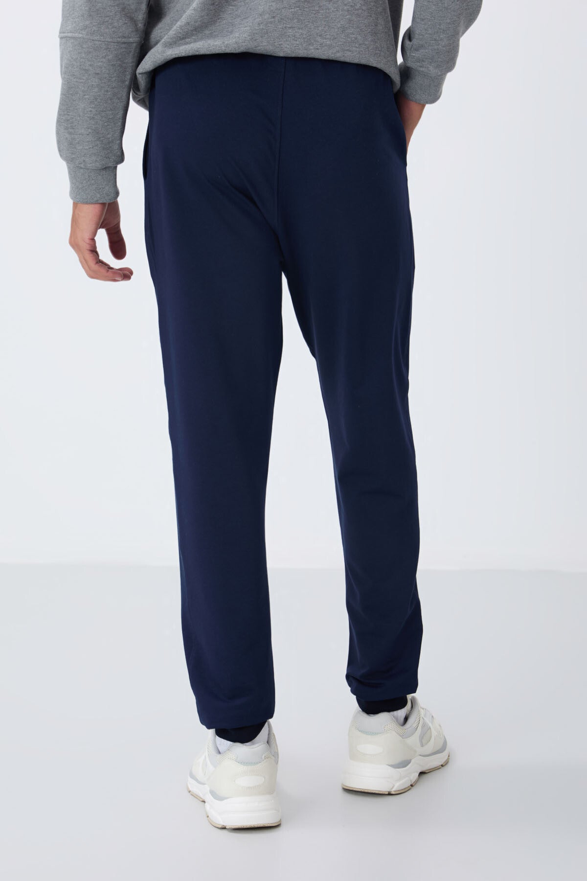 Image of Pantaloni de trening Indigo Classic cu buzunare, croială standard și manșete pentru bărbați - 84652