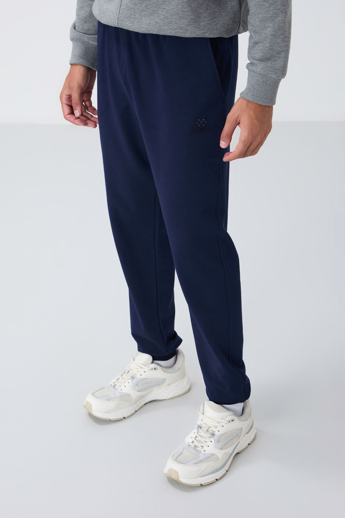 Image of Pantaloni de trening Indigo Classic cu buzunare, croială standard și manșete pentru bărbați - 84652