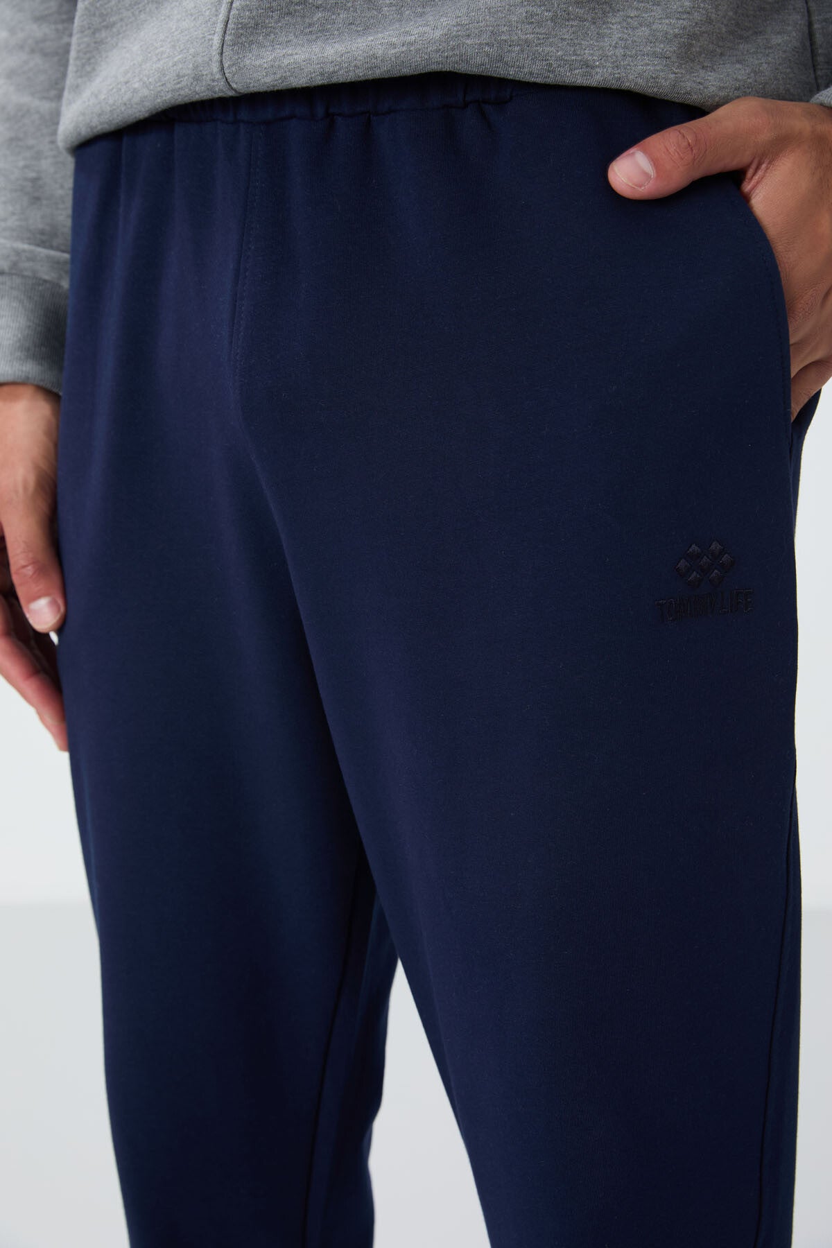 Image of Pantaloni de trening Indigo Classic cu buzunare, croială standard și manșete pentru bărbați - 84652