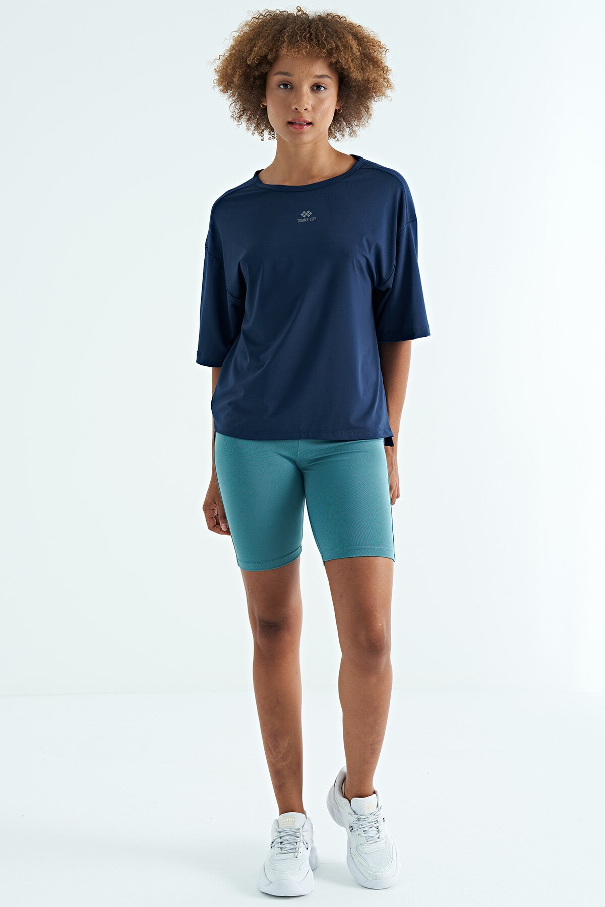 Image of İndigo O Yaka Baskı Detaylı Oversize Kısa Kol Kadın T-Shirt - 97263