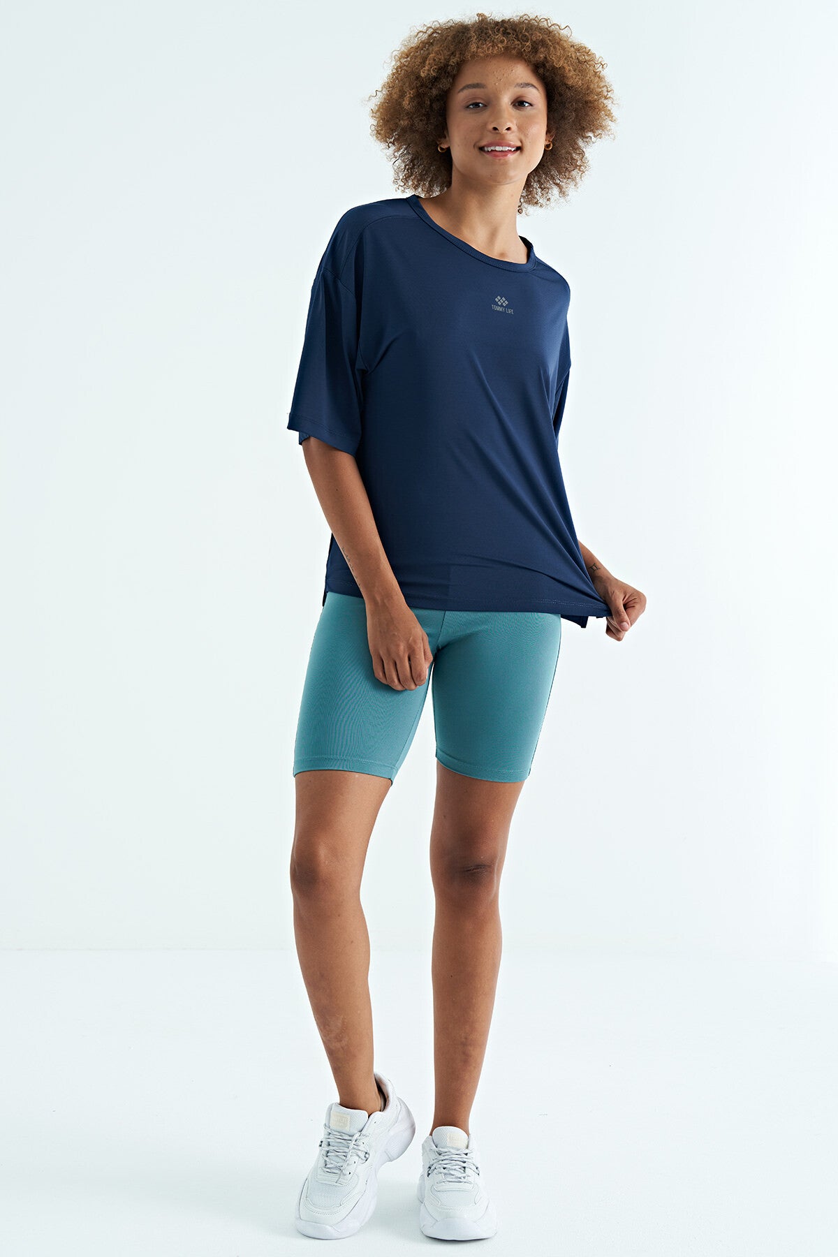 Image of İndigo O Yaka Baskı Detaylı Oversize Kısa Kol Kadın T-Shirt - 97263