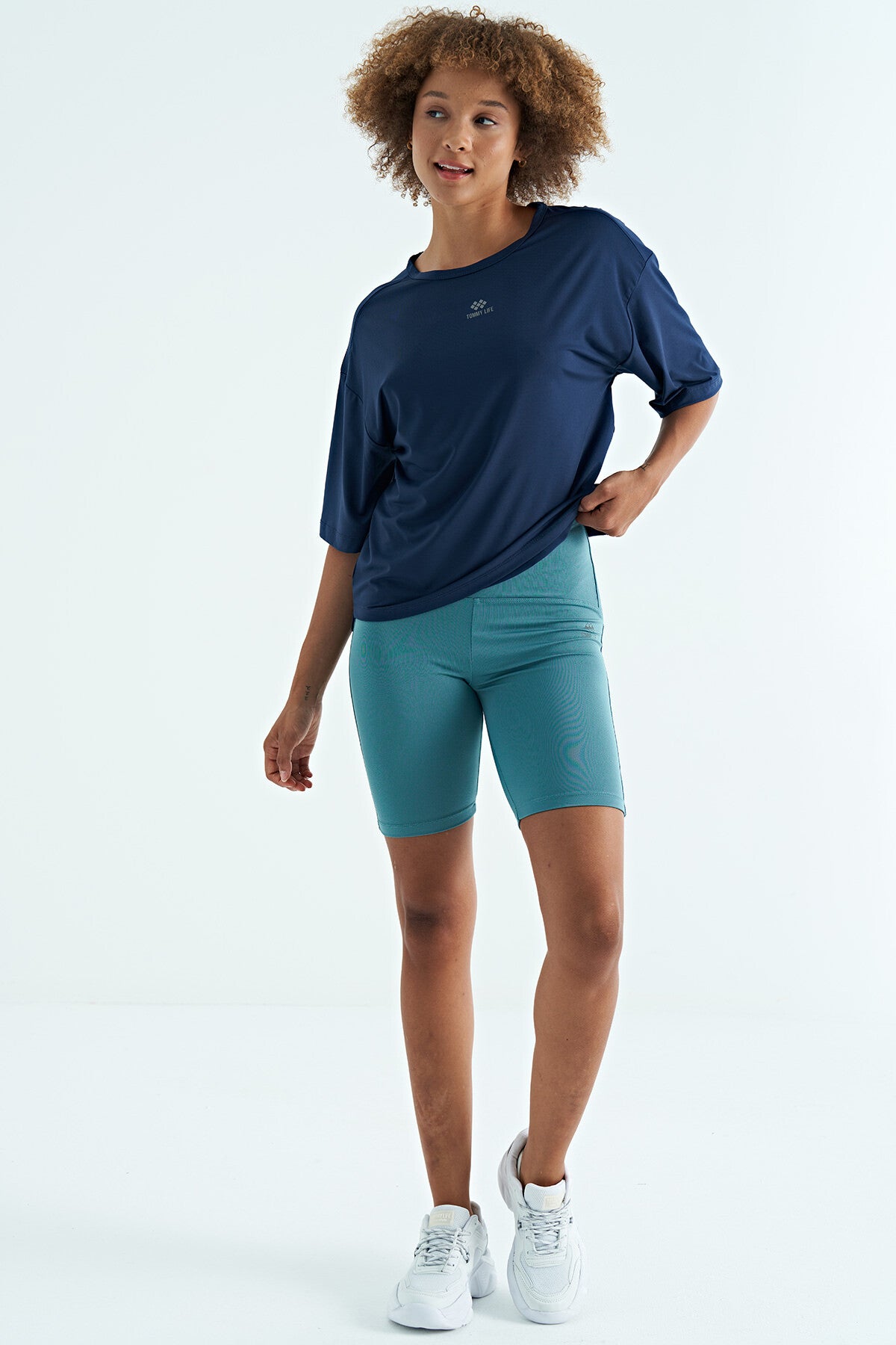 Image of İndigo O Yaka Baskı Detaylı Oversize Kısa Kol Kadın T-Shirt - 97263