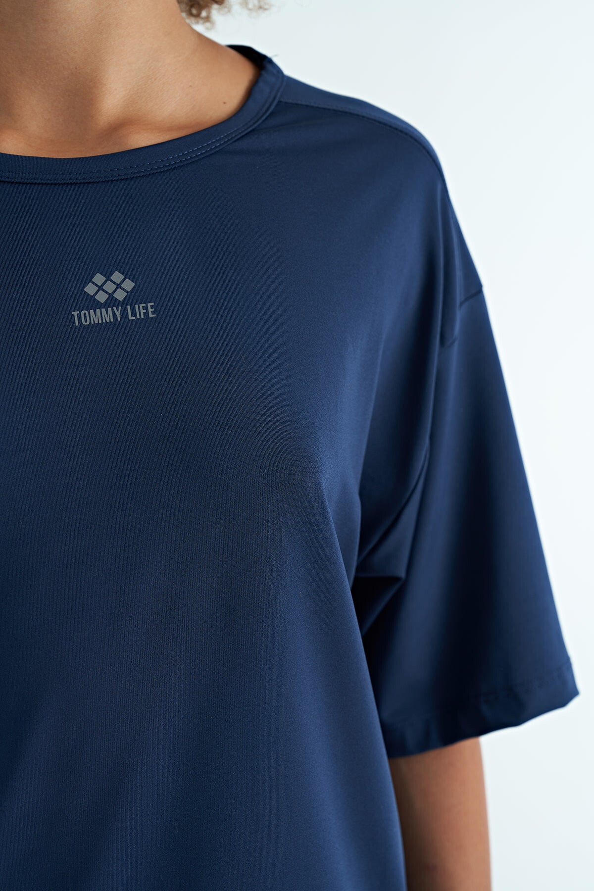 Image of İndigo O Yaka Baskı Detaylı Oversize Kısa Kol Kadın T-Shirt - 97263