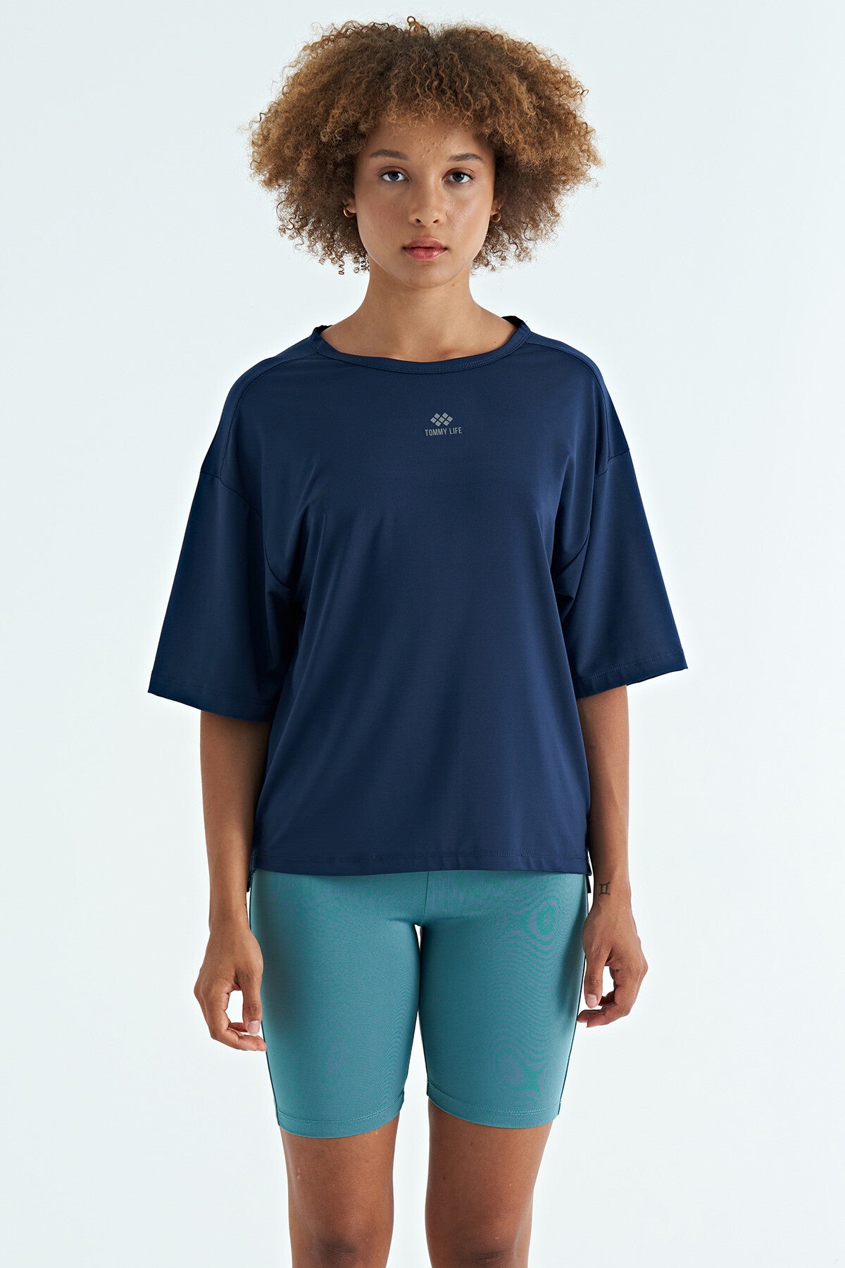 Image of İndigo O Yaka Baskı Detaylı Oversize Kısa Kol Kadın T-Shirt - 97263