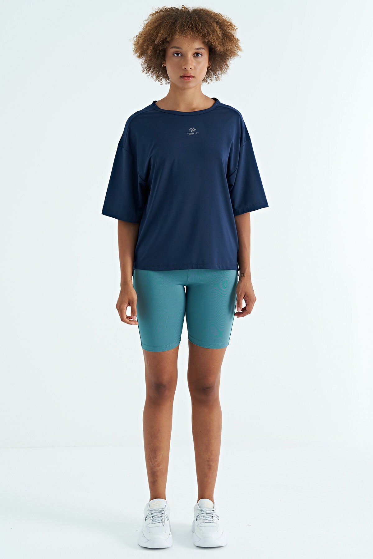 Image of İndigo O Yaka Baskı Detaylı Oversize Kısa Kol Kadın T-Shirt - 97263