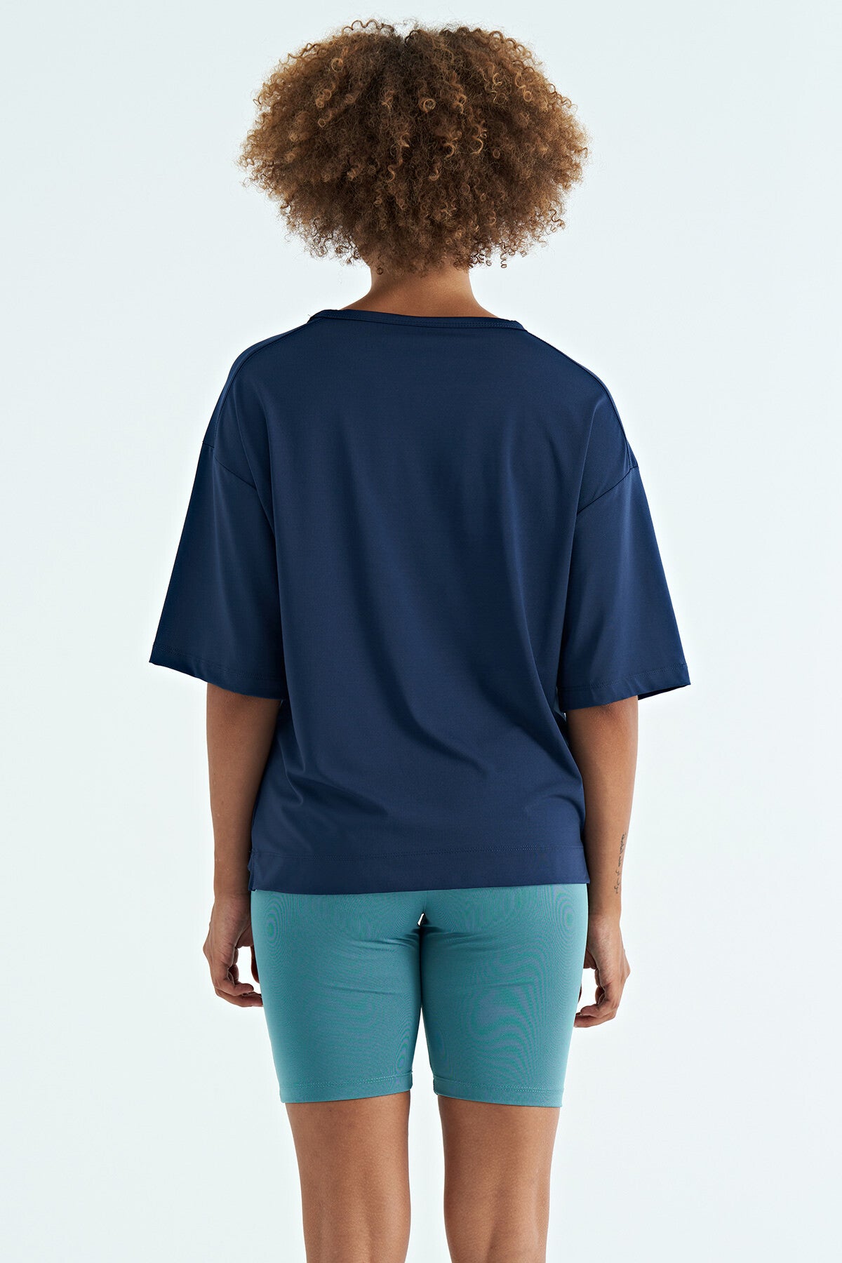 Image of İndigo O Yaka Baskı Detaylı Oversize Kısa Kol Kadın T-Shirt - 97263