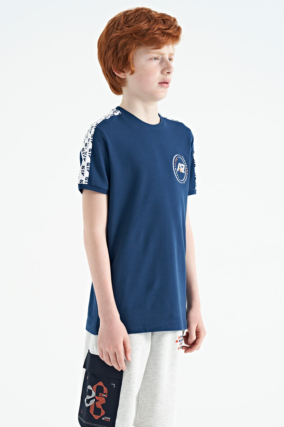 Image of Tricou băieți cu guler rotund, croială standard, cu imprimeu indigo pe umeri - 11121