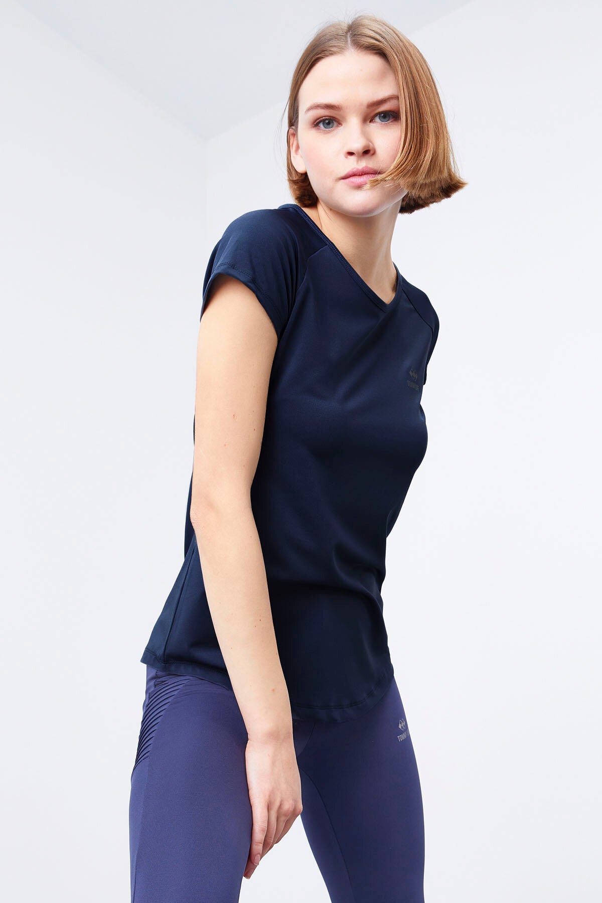 Image of İndigo Sırt Pencereli Kısa Kol Standart Kalıp O Yaka Kadın T-Shirt - 97101