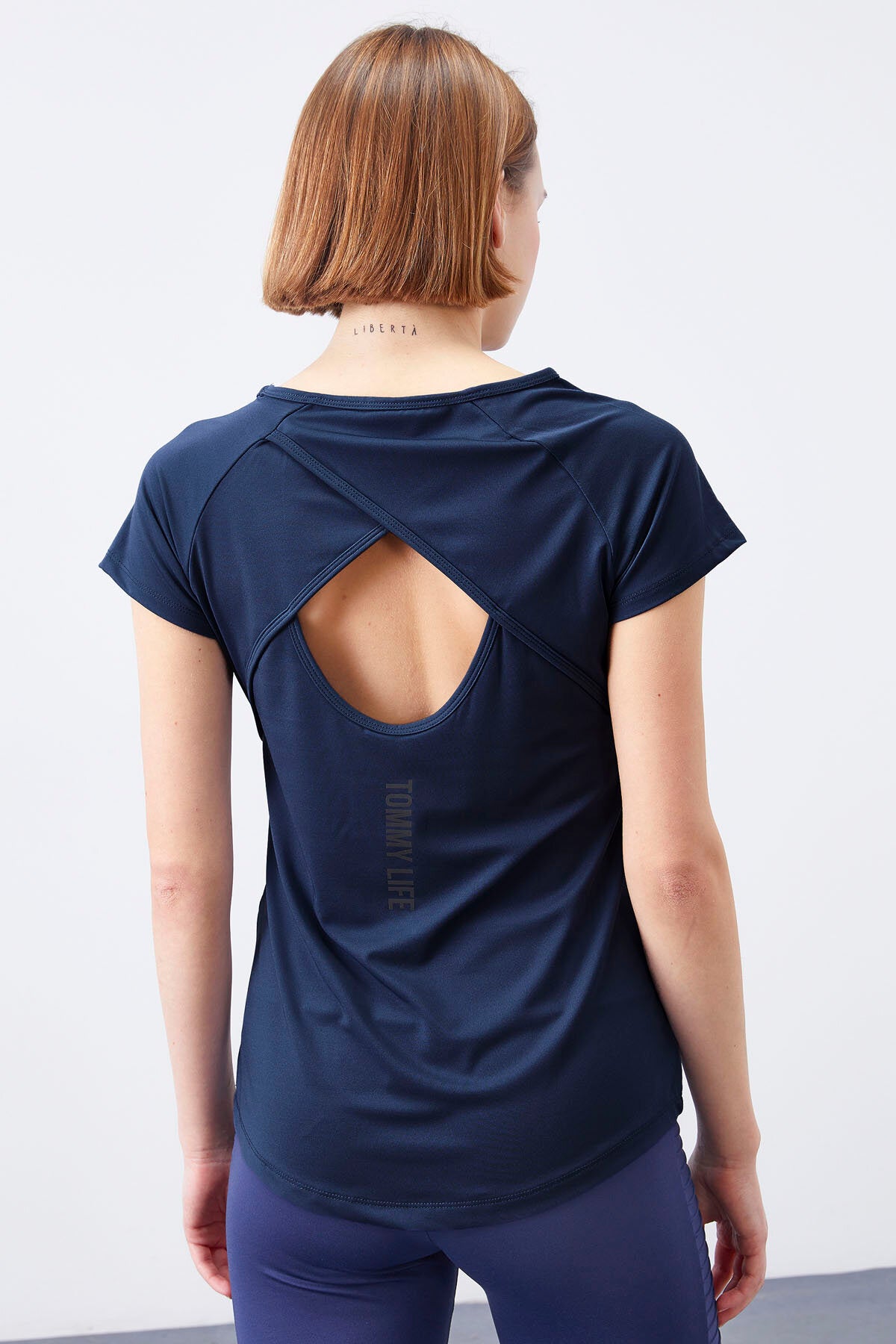 Image of İndigo Sırt Pencereli Kısa Kol Standart Kalıp O Yaka Kadın T-Shirt - 97101