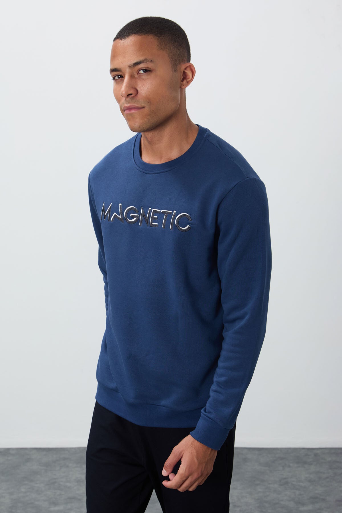 Image of İndigo Yazı Nakışlı O Yaka Rahat Form İçi Polarlı Erkek Sweatshirt - 88020