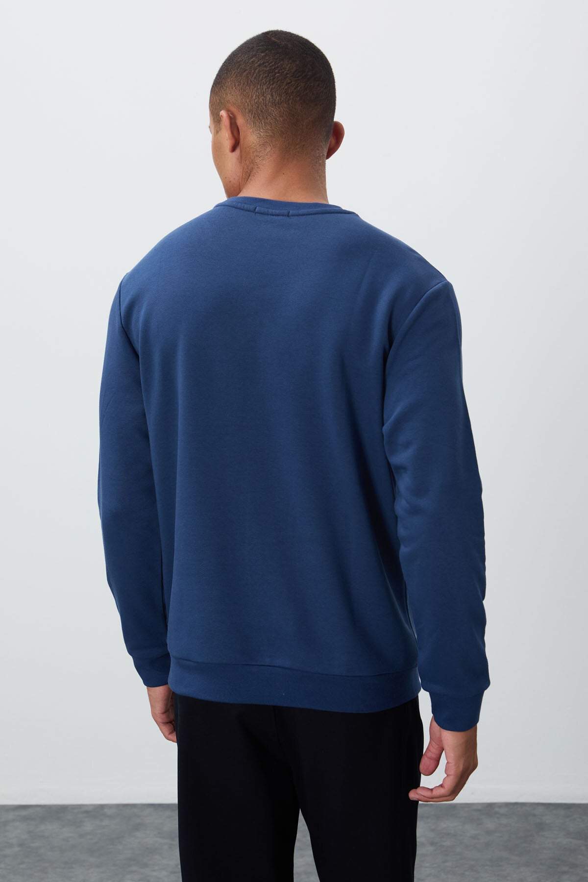 Image of İndigo Yazı Nakışlı O Yaka Rahat Form İçi Polarlı Erkek Sweatshirt - 88020