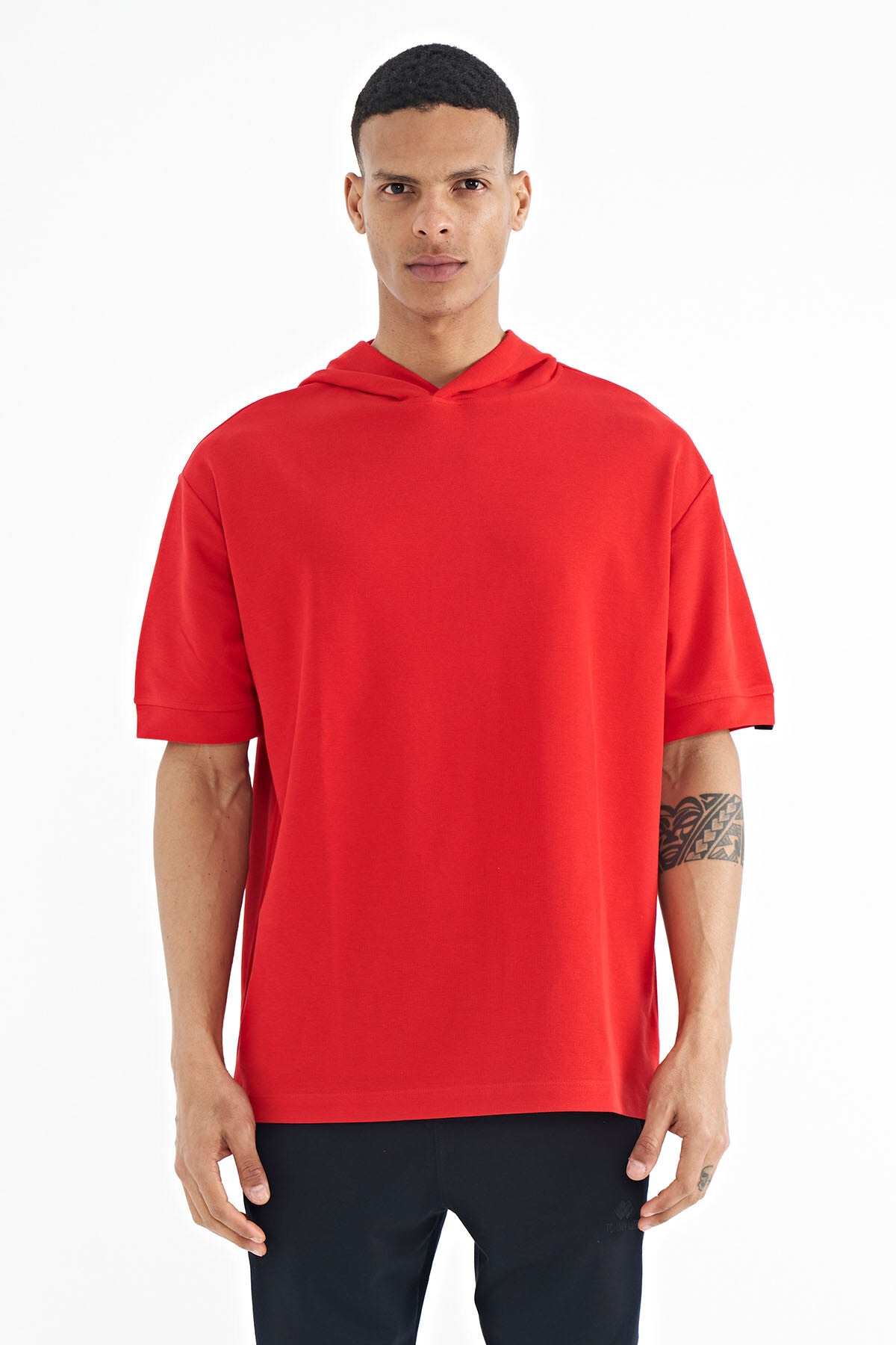 Image of Kırmızı Kapüşonlu Kol Etiket Detaylı Oversize Erkek T-shirt - 88179
