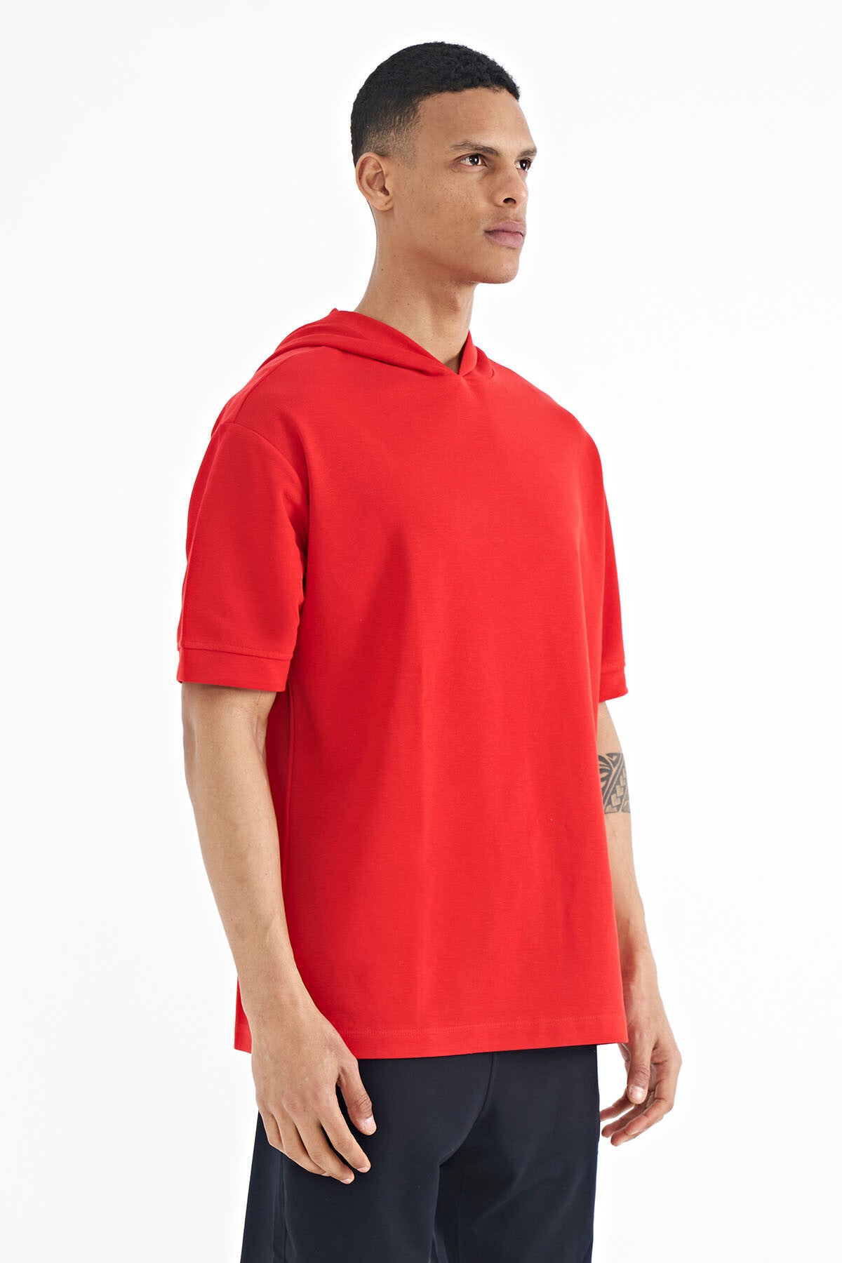 Image of Kırmızı Kapüşonlu Kol Etiket Detaylı Oversize Erkek T-shirt - 88179