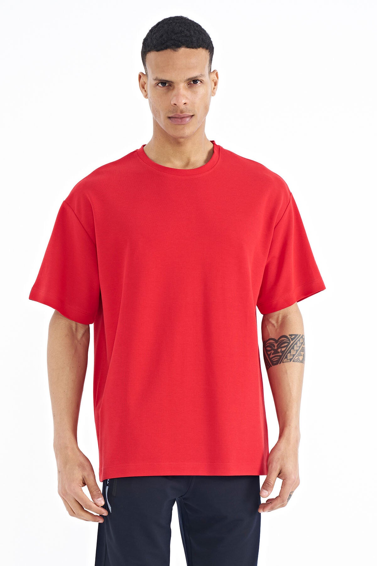 Image of Kırmızı Kol Arma Detaylı Basic Oversize Erkek T-Shirt - 88193