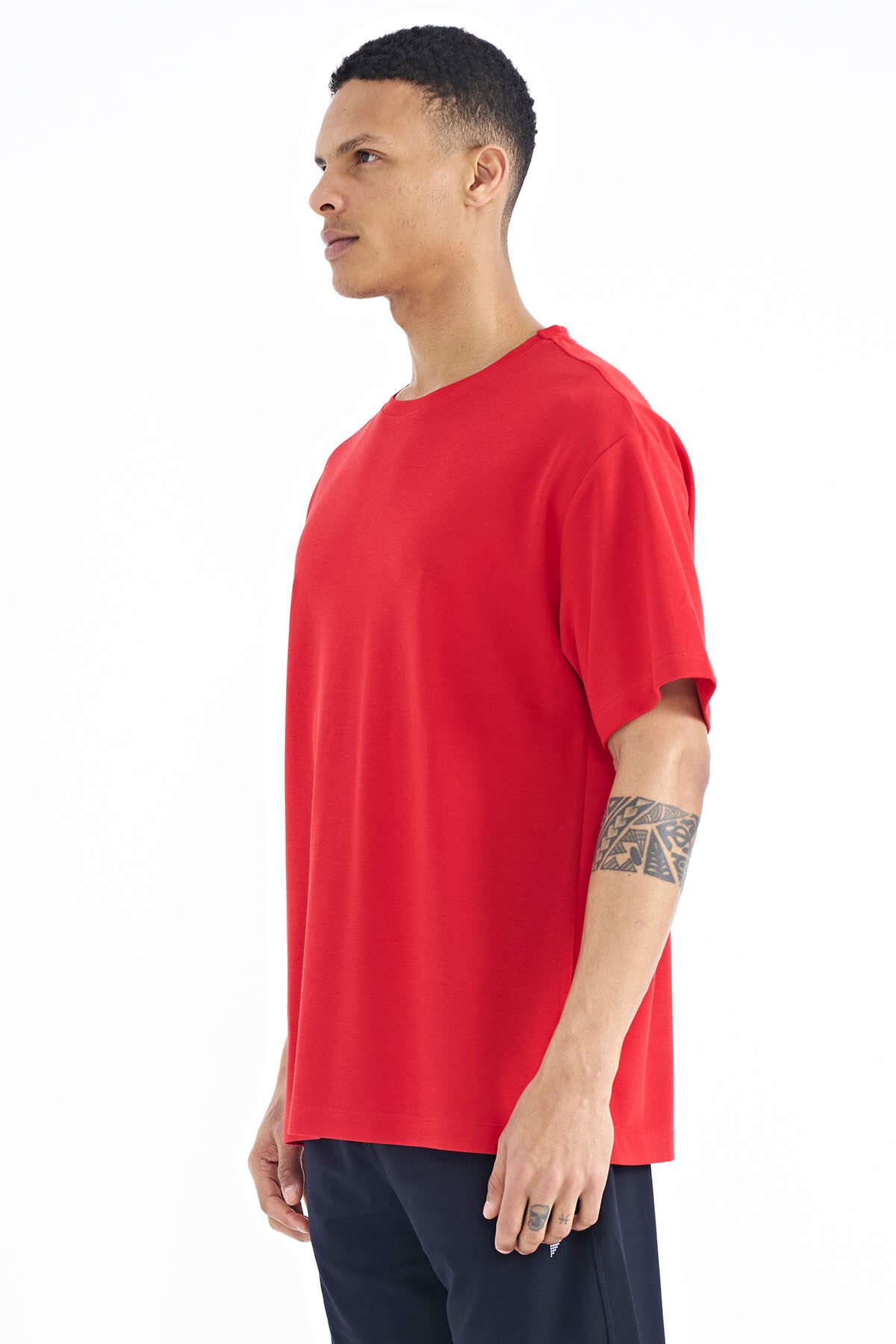 Image of Kırmızı Kol Arma Detaylı Basic Oversize Erkek T-Shirt - 88193