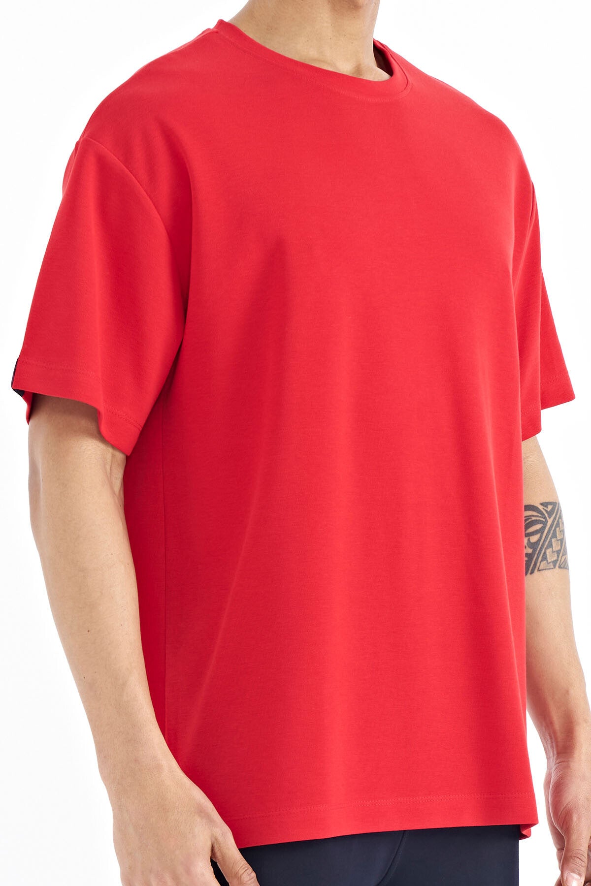 Image of Kırmızı Kol Arma Detaylı Basic Oversize Erkek T-Shirt - 88193