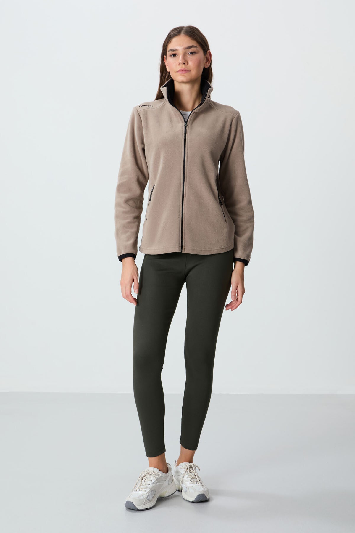 Image of Koyu Bej Dik Yaka Fermuarlı Rahat Form Kadın Polar Sweatshirt - 97173