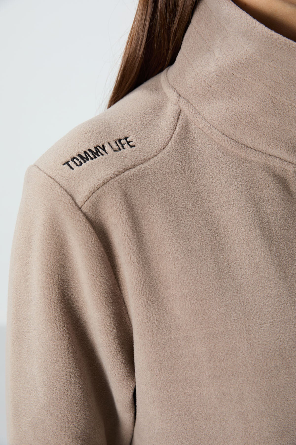 Image of Koyu Bej Dik Yaka Fermuarlı Rahat Form Kadın Polar Sweatshirt - 97173