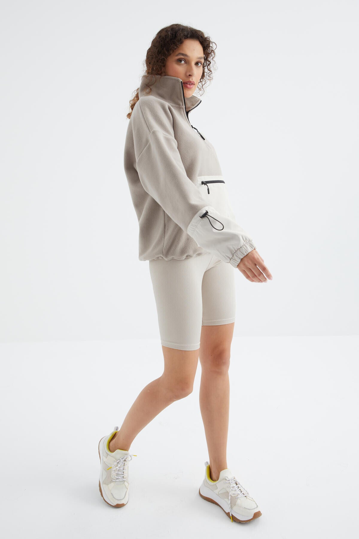 Image of Koyu Bej Etek Ucu Büzgülü Yarım Fermuarlı Oversize Kadın Polar Sweatshirt - 97238