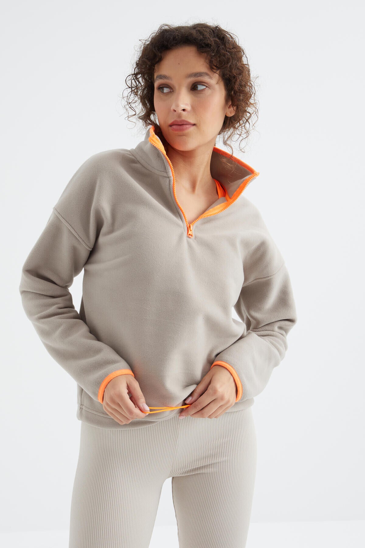 Image of Koyu Bej Yarım Fermuar Etek Ucu Büzgülü Dik Yaka Oversize Kadın Polar Sweatshirt - 97234