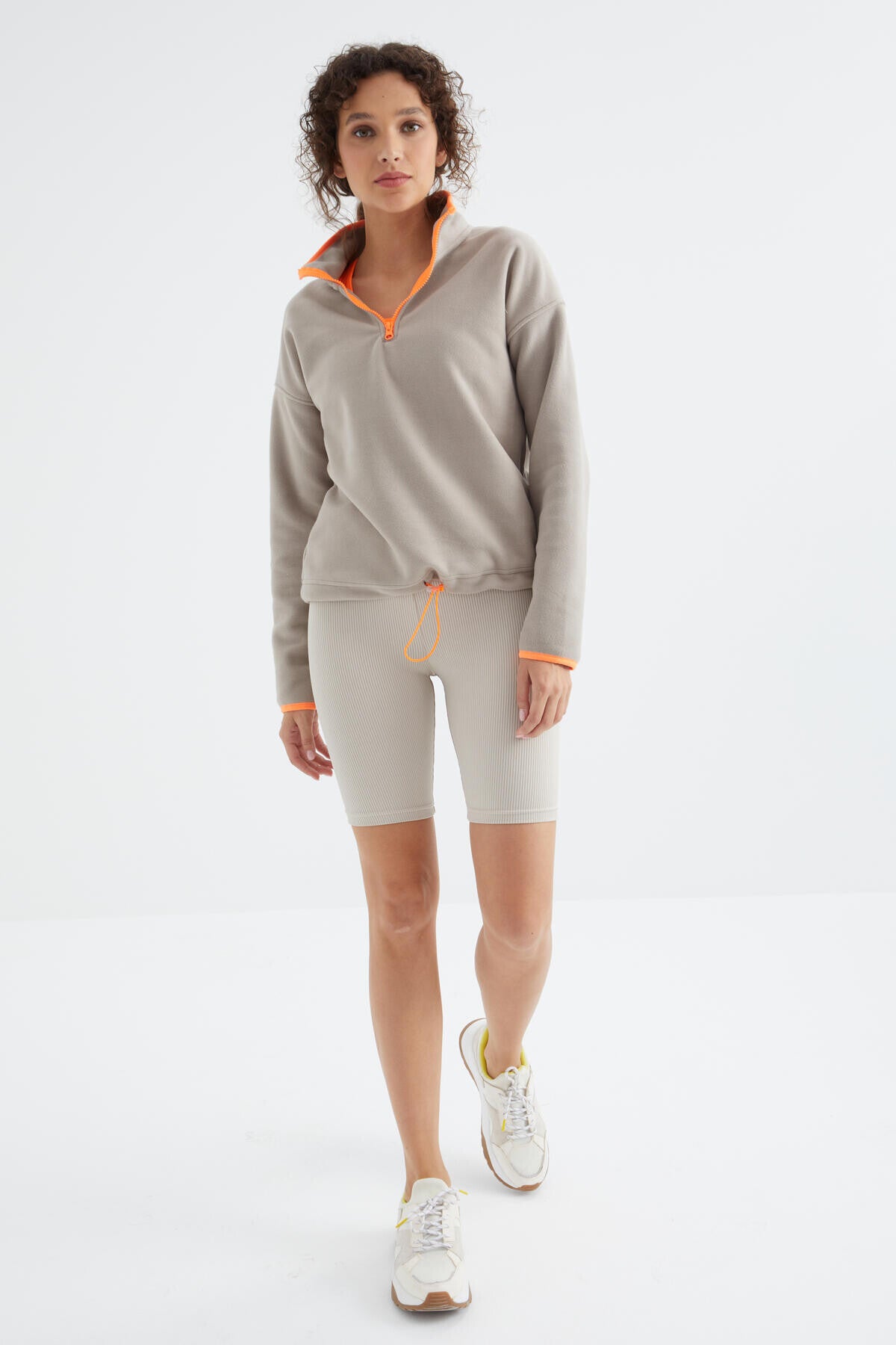 Image of Koyu Bej Yarım Fermuar Etek Ucu Büzgülü Dik Yaka Oversize Kadın Polar Sweatshirt - 97234