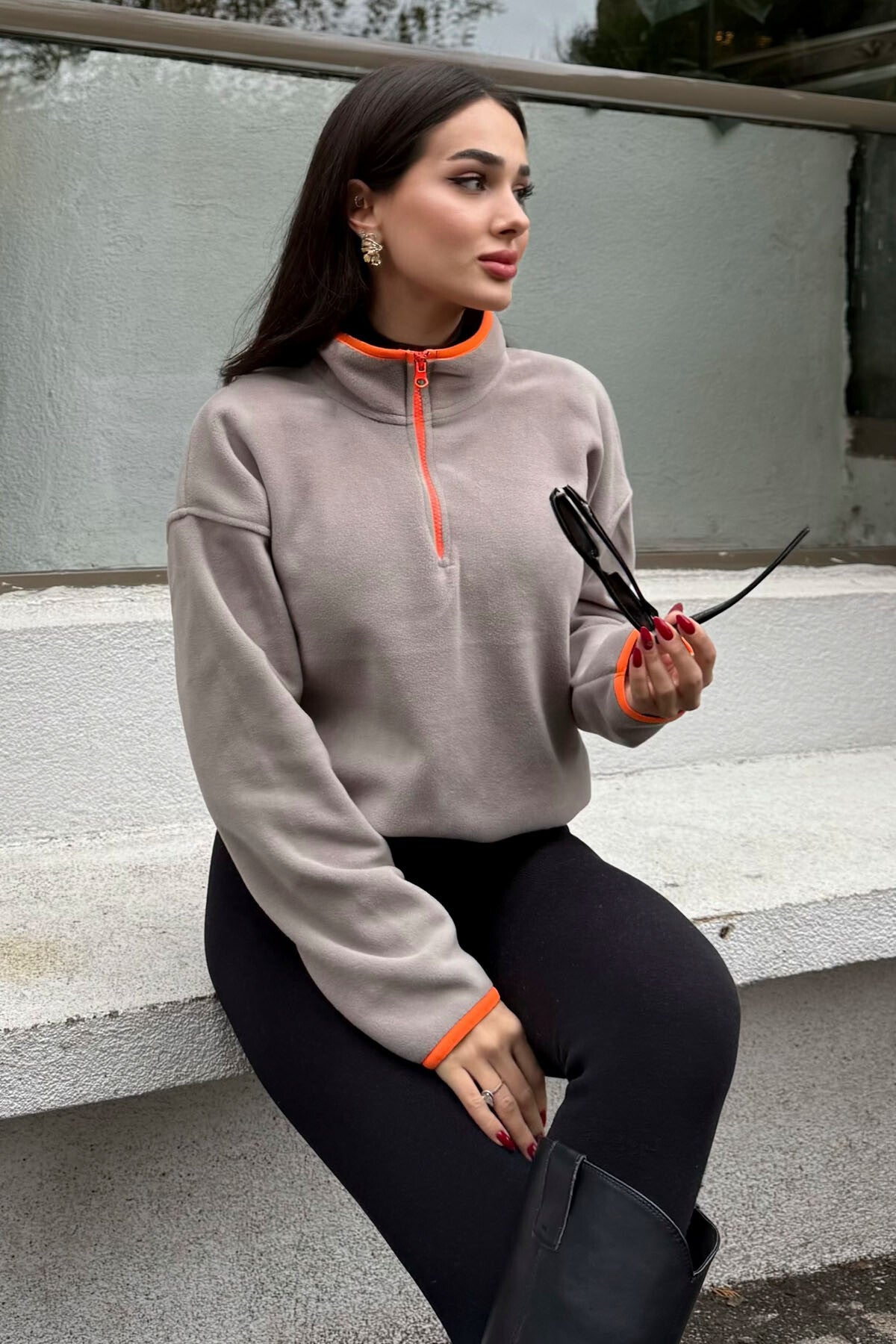 Image of Koyu Bej Yarım Fermuar Etek Ucu Büzgülü Dik Yaka Oversize Kadın Polar Sweatshirt - 97234