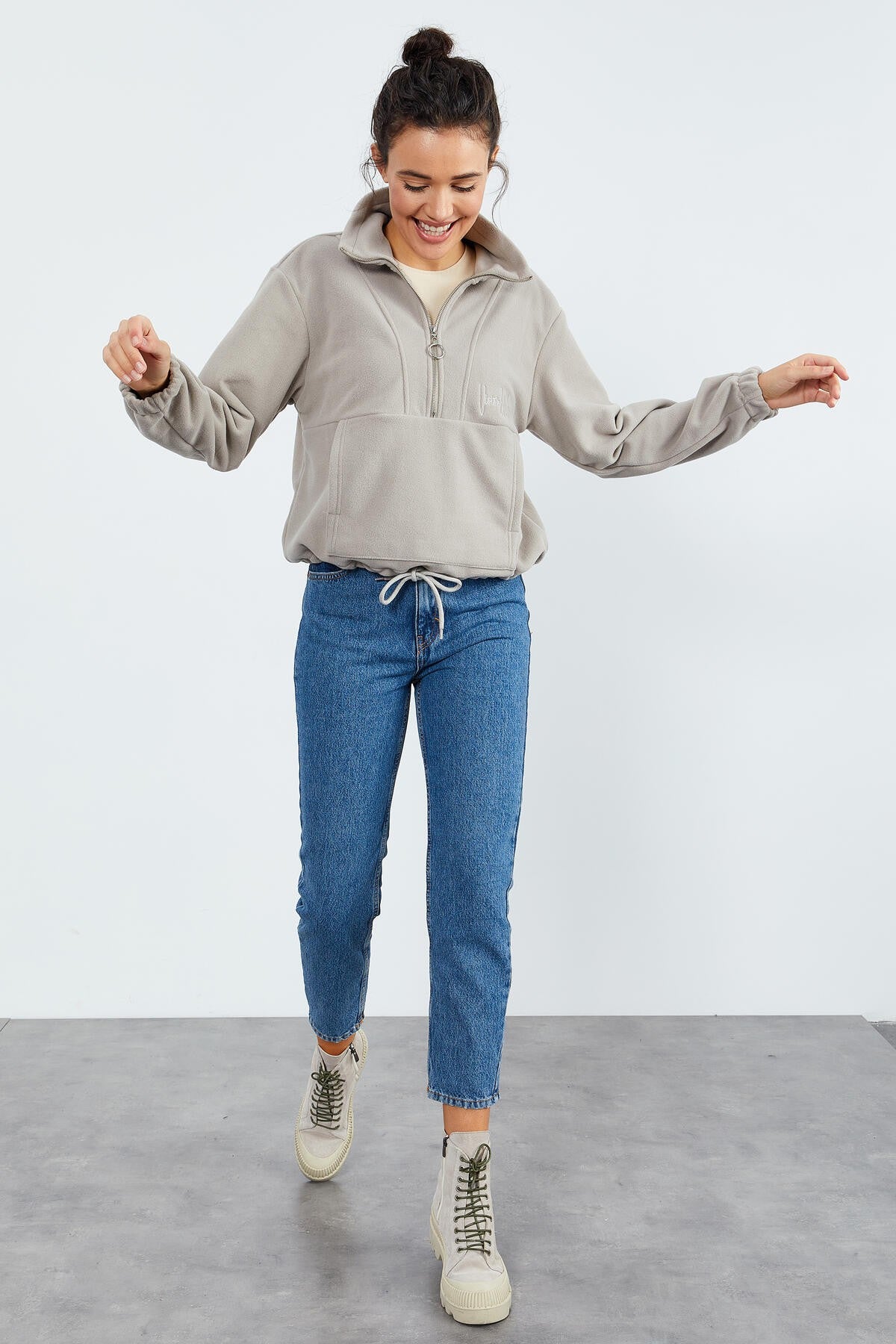 Image of Koyu Bej Yarım Fermuar Etek Ucu Büzgülü Kadın Polar Oversize Sweatshirt - 97171