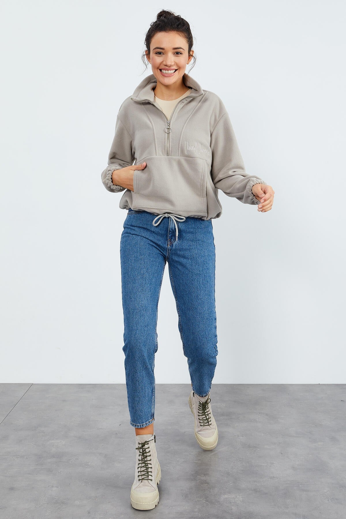 Image of Koyu Bej Yarım Fermuar Etek Ucu Büzgülü Kadın Polar Oversize Sweatshirt - 97171