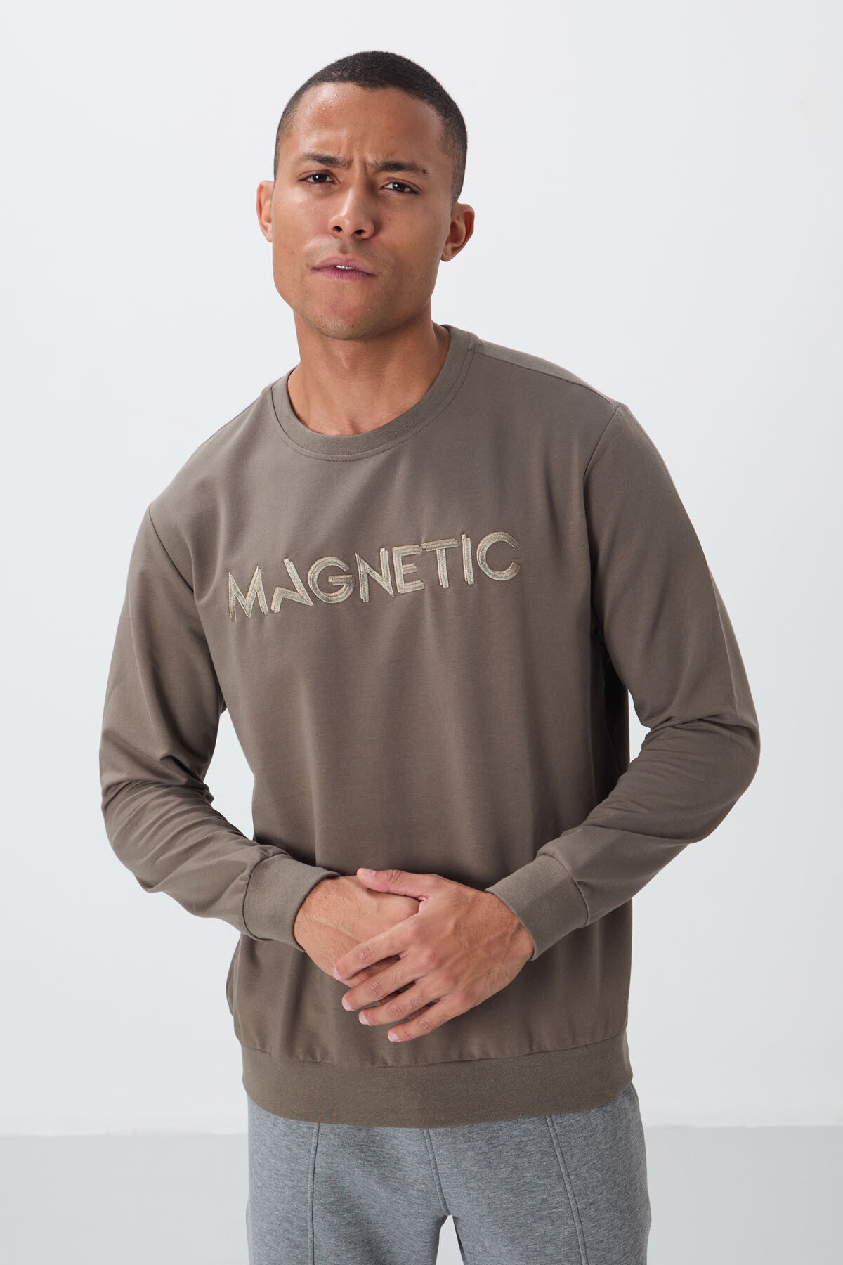 Image of Koyu Bej Yazı Nakışlı O Yaka Rahat Form İçi Polarlı Erkek Sweatshirt - 88020