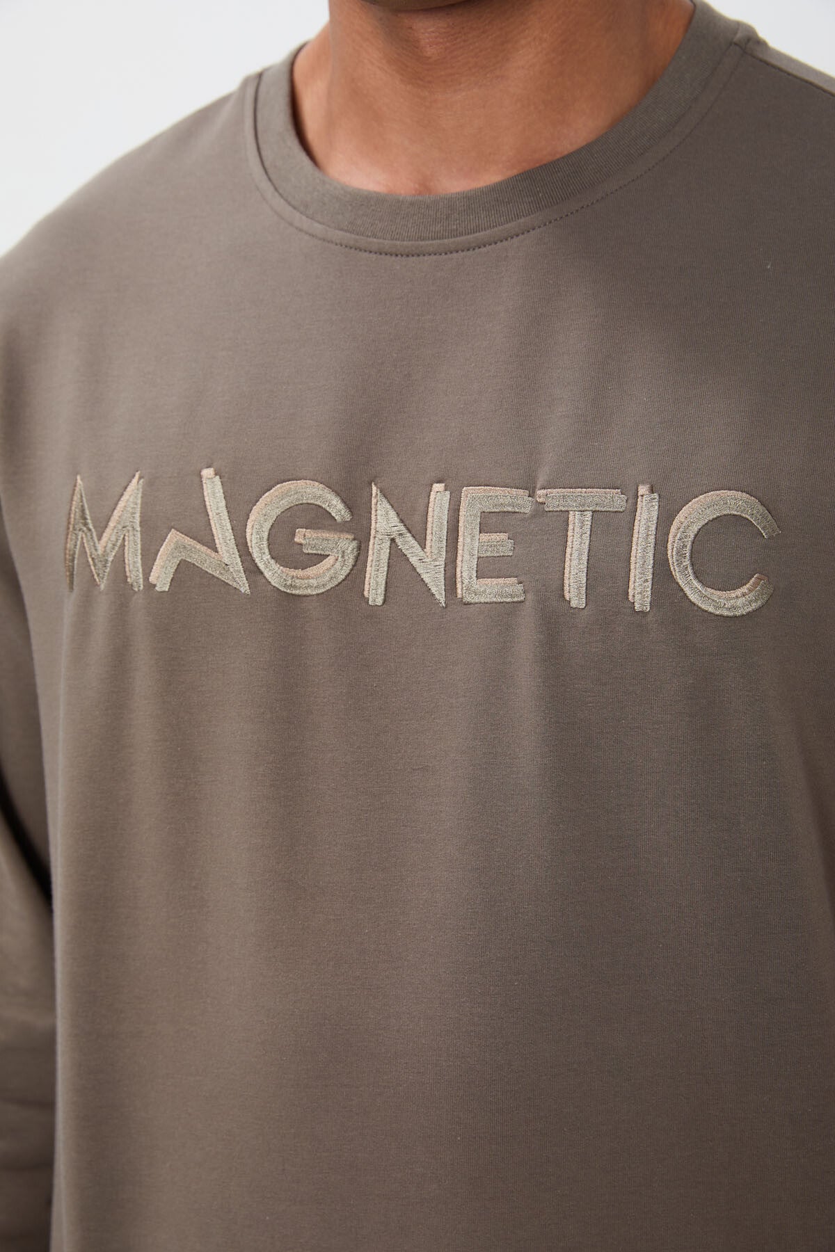 Image of Koyu Bej Yazı Nakışlı O Yaka Rahat Form İçi Polarlı Erkek Sweatshirt - 88020