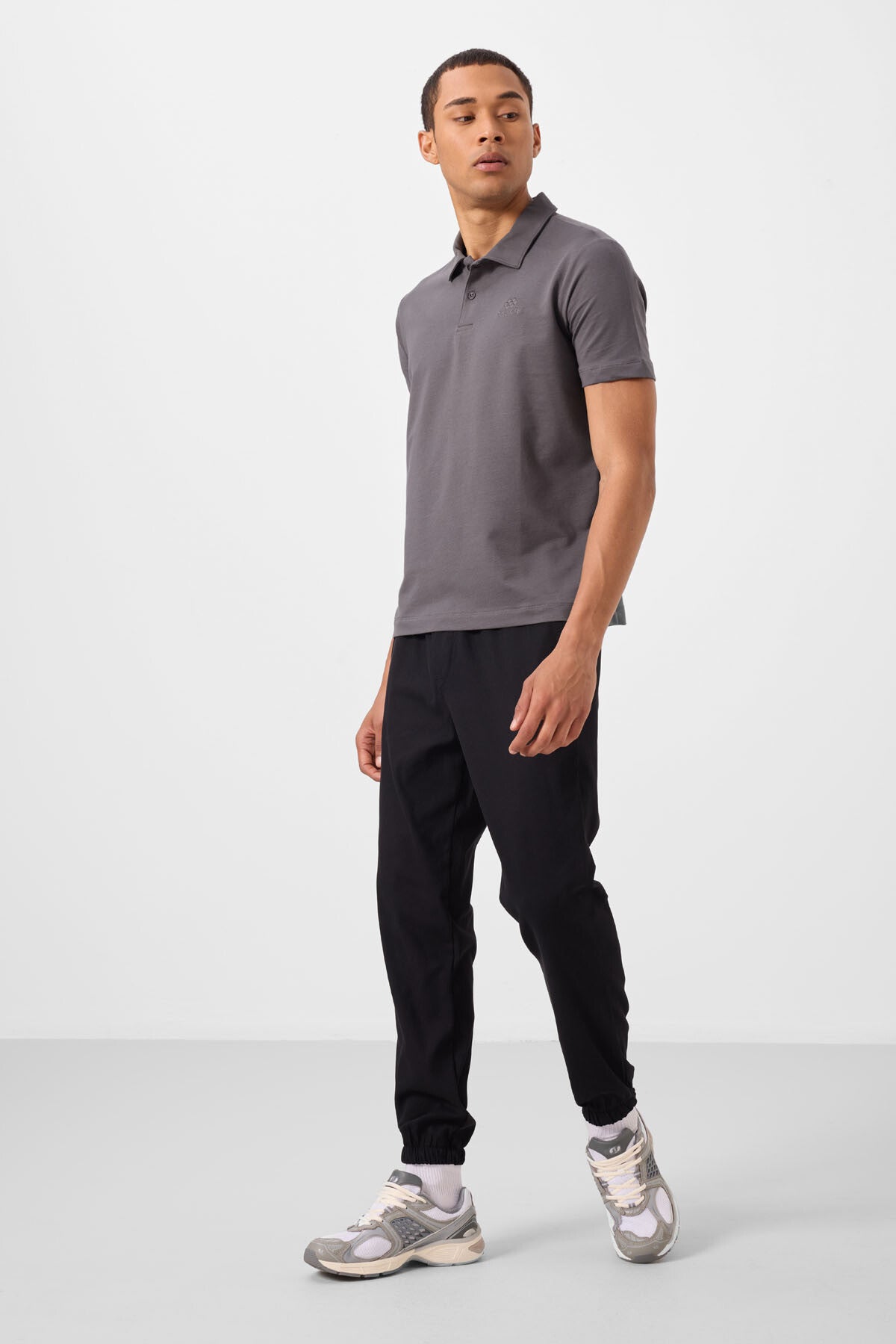 Image of Tricou bărbătesc gri închis, croială standard, cu guler polo de bază - 87748