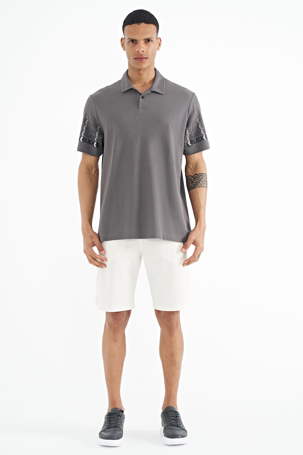 Image of Koyu Gri Kol Baskı Detaylı Polo Yaka Standart Form Erkek T-shirt - 88240