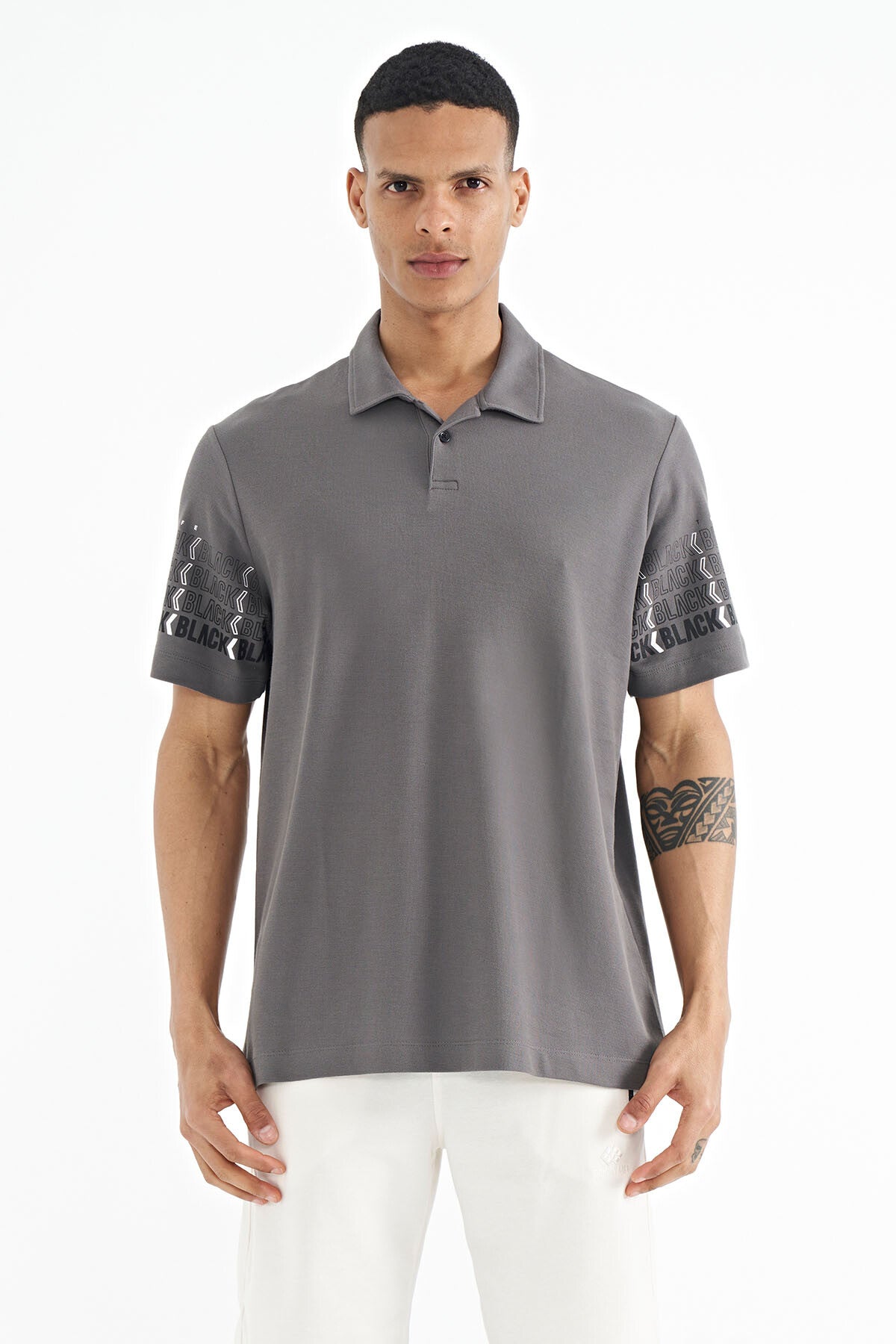 Image of Koyu Gri Kol Baskı Detaylı Polo Yaka Standart Form Erkek T-shirt - 88240