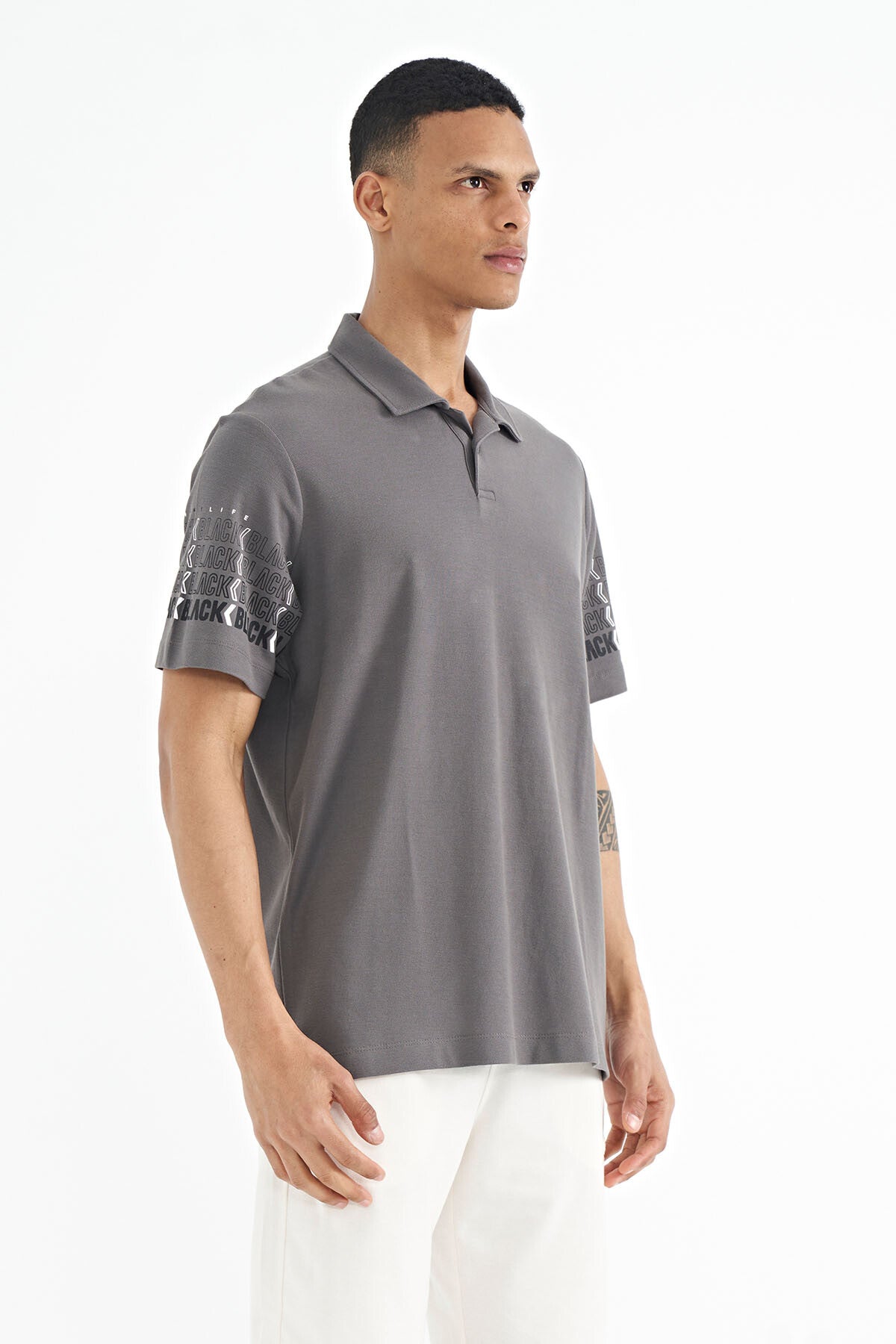 Image of Koyu Gri Kol Baskı Detaylı Polo Yaka Standart Form Erkek T-shirt - 88240
