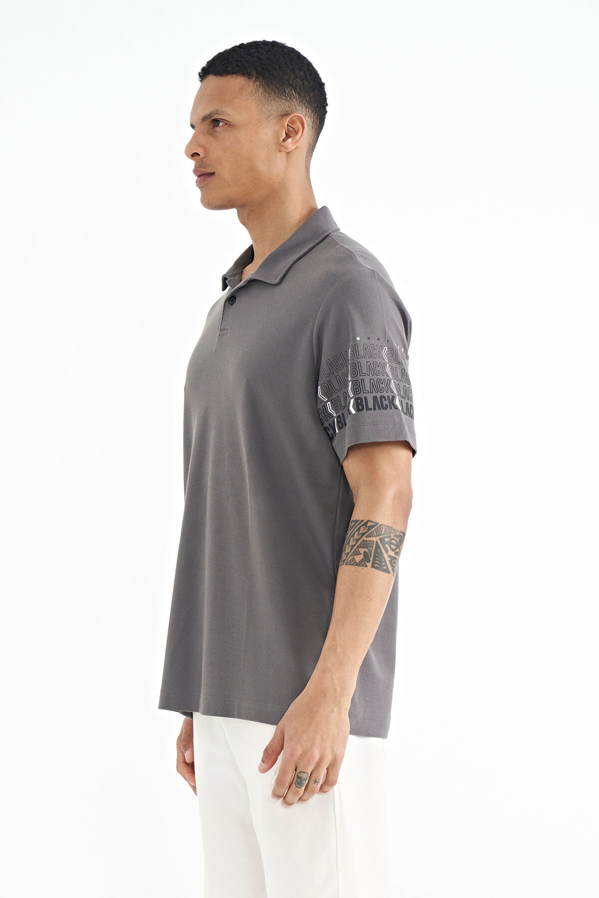 Image of Koyu Gri Kol Baskı Detaylı Polo Yaka Standart Form Erkek T-shirt - 88240