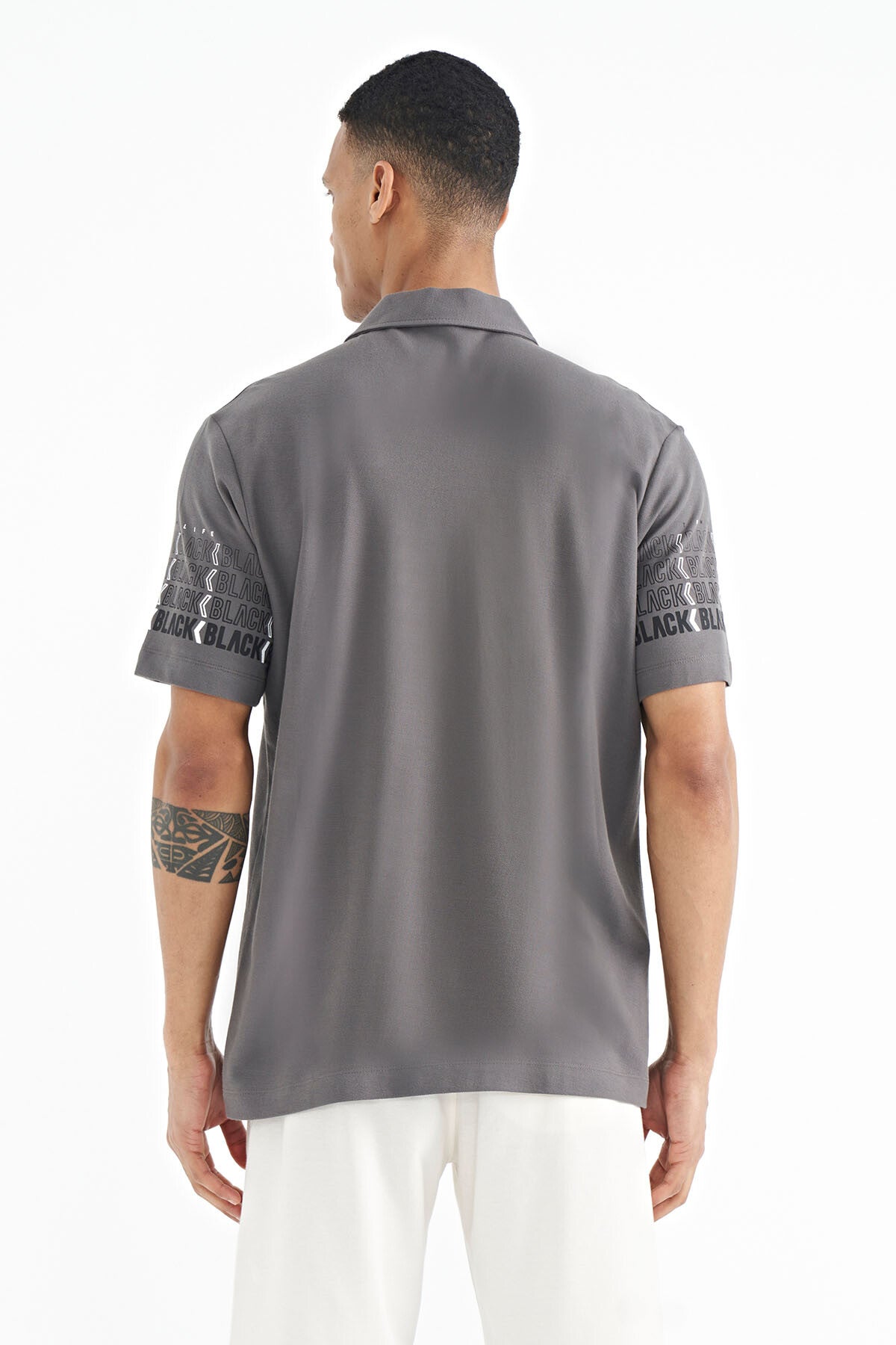 Image of Koyu Gri Kol Baskı Detaylı Polo Yaka Standart Form Erkek T-shirt - 88240