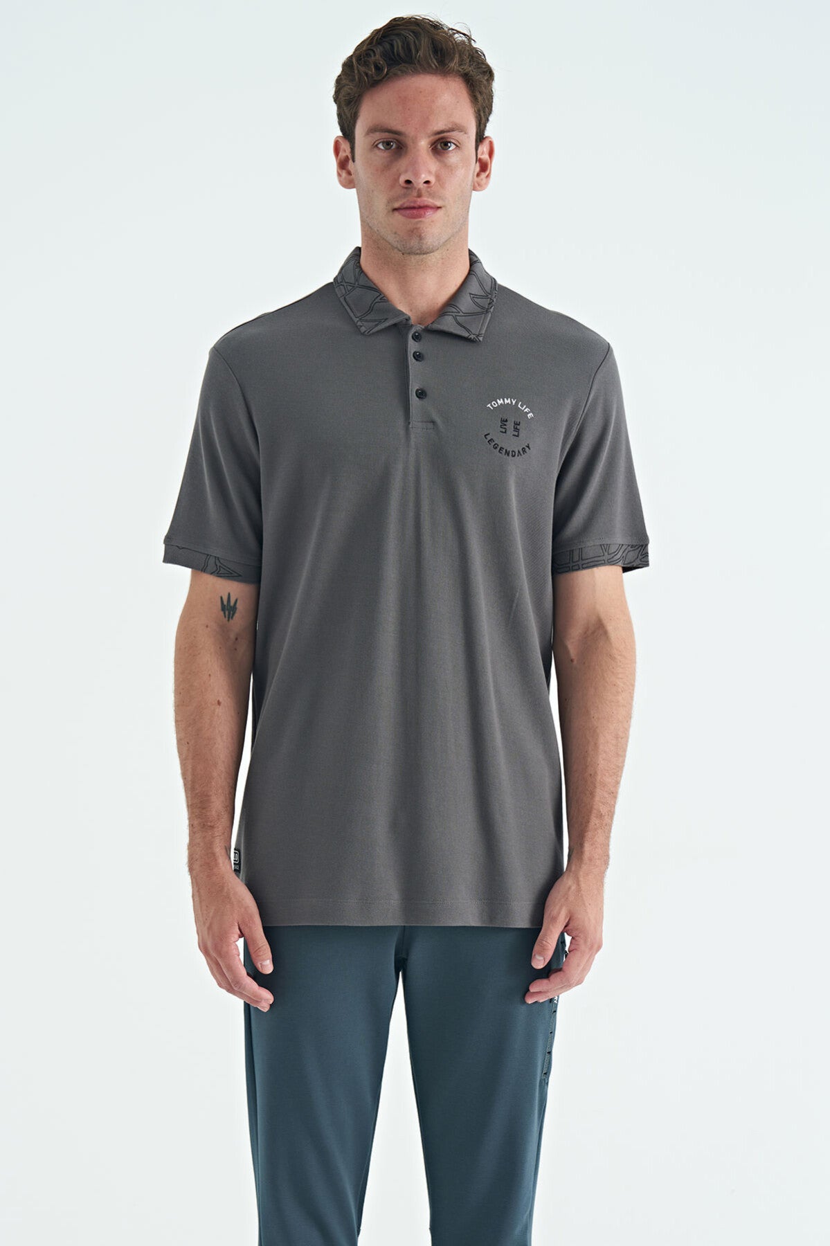 Image of Tricou bărbătesc gri închis cu imprimeu brodat și guler polo standard - 88239