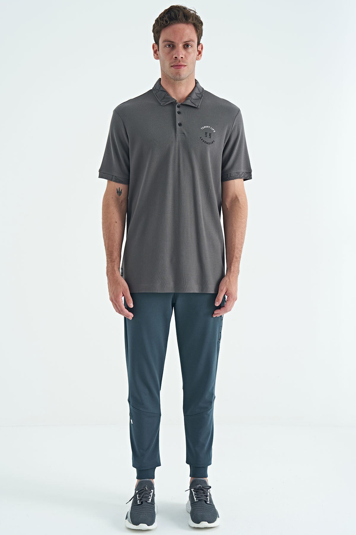 Image of Koyu Gri Yazı Nakışlı Baskı Detaylı Standart Kalıp Polo Yaka Erkek T-Shirt - 88239