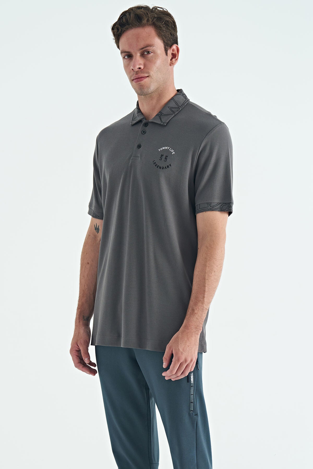 Image of Koyu Gri Yazı Nakışlı Baskı Detaylı Standart Kalıp Polo Yaka Erkek T-Shirt - 88239