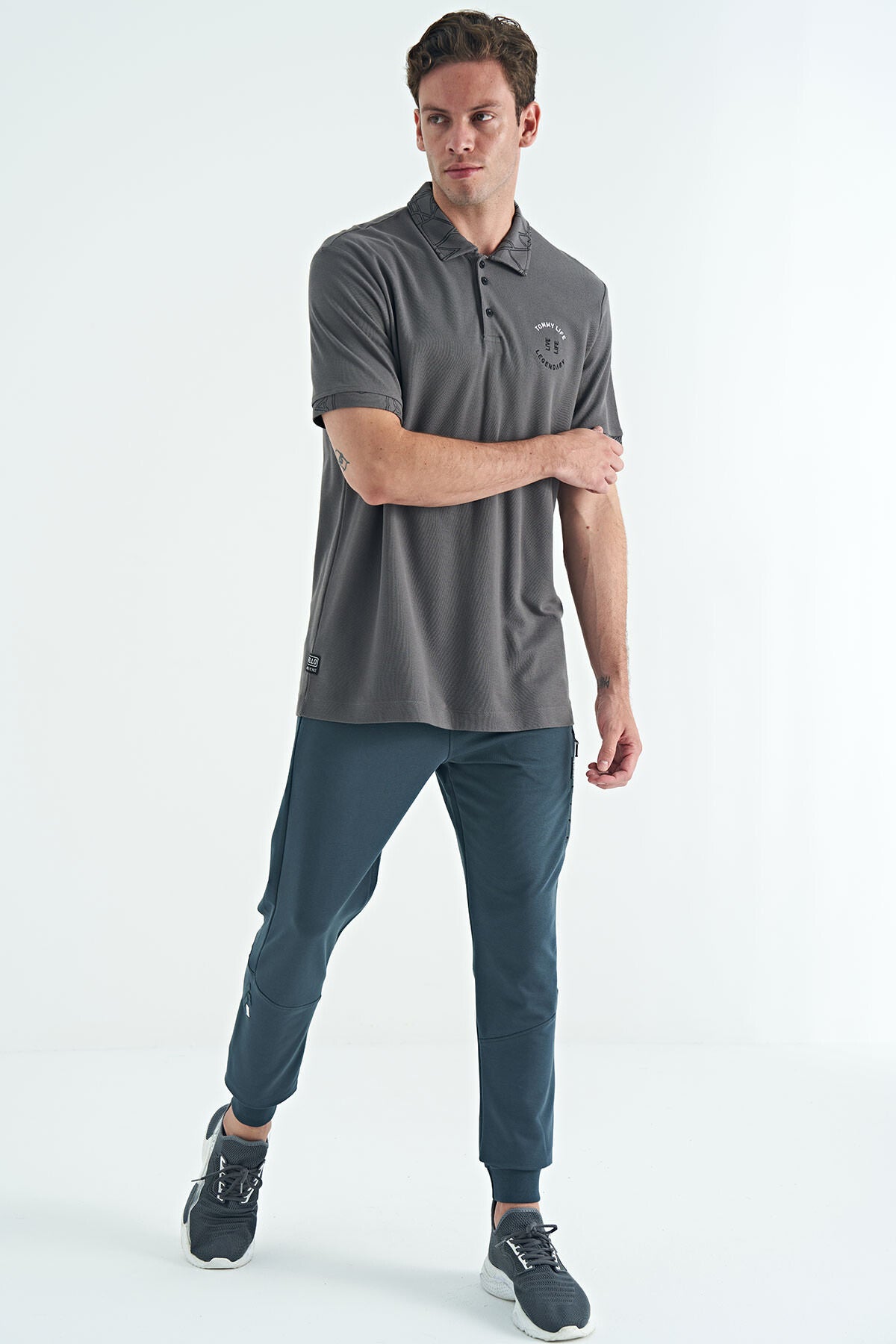 Image of Koyu Gri Yazı Nakışlı Baskı Detaylı Standart Kalıp Polo Yaka Erkek T-Shirt - 88239