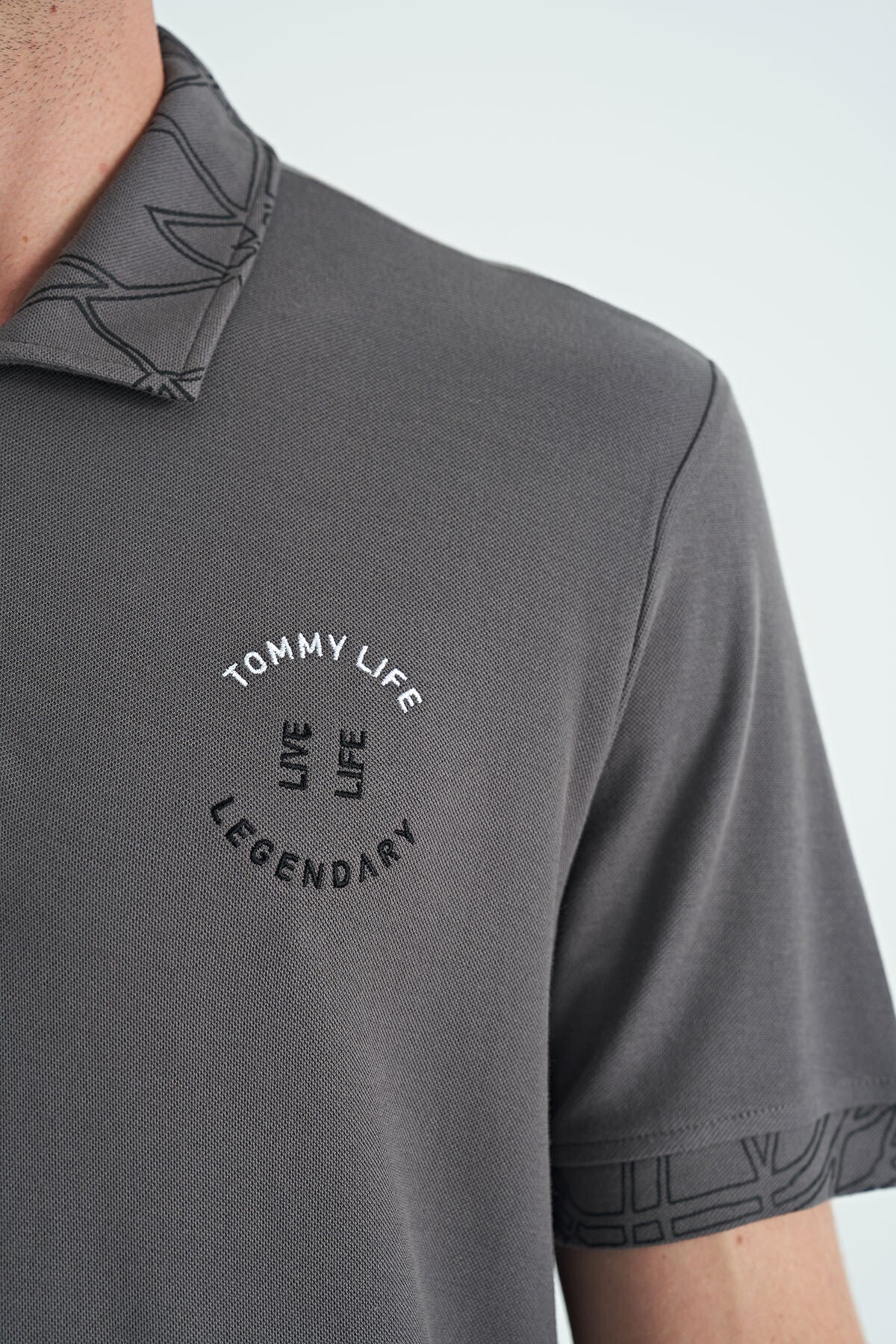 Image of Koyu Gri Yazı Nakışlı Baskı Detaylı Standart Kalıp Polo Yaka Erkek T-Shirt - 88239