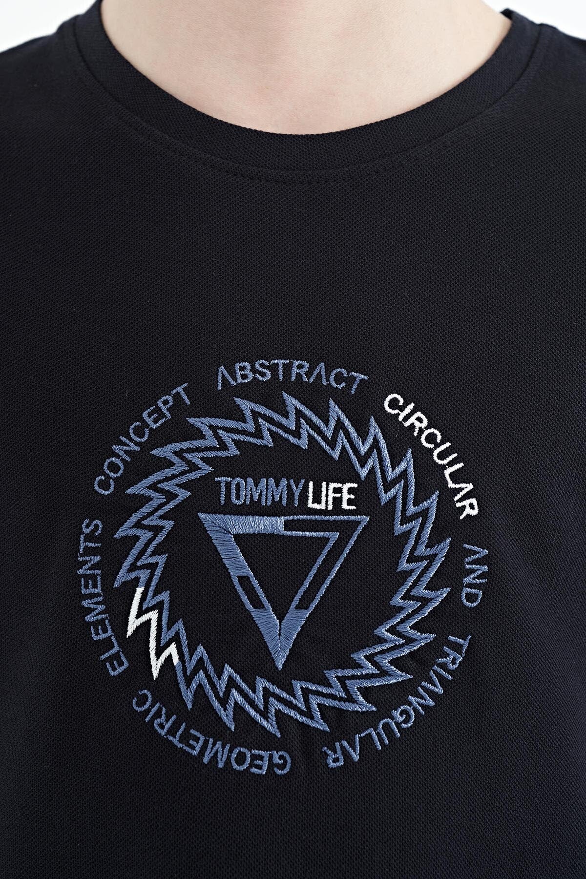 Image of Lacivert Nakış İşleme Detaylı O Yaka Standart Kalıp Erkek Çocuk T-Shirt - 11115