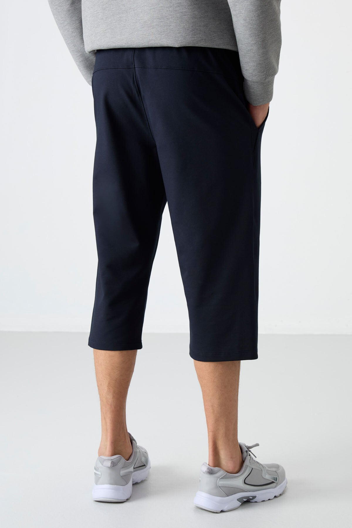 Image of Pantaloni Capri bărbătești bleumarin cu buzunar frontal, croială standard, model clasic - 83092