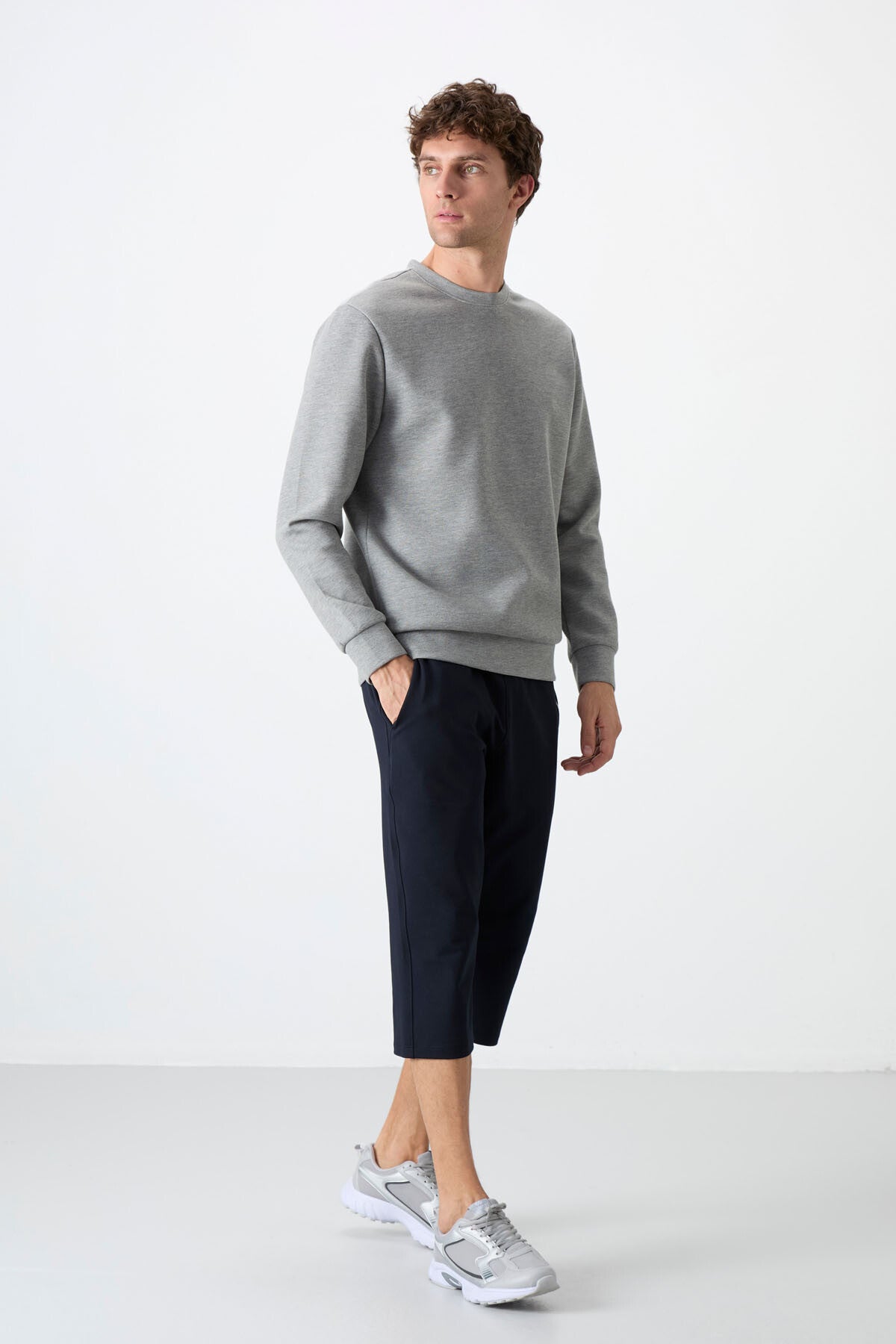 Image of Pantaloni Capri bărbătești bleumarin cu buzunar frontal, croială standard, model clasic - 83092