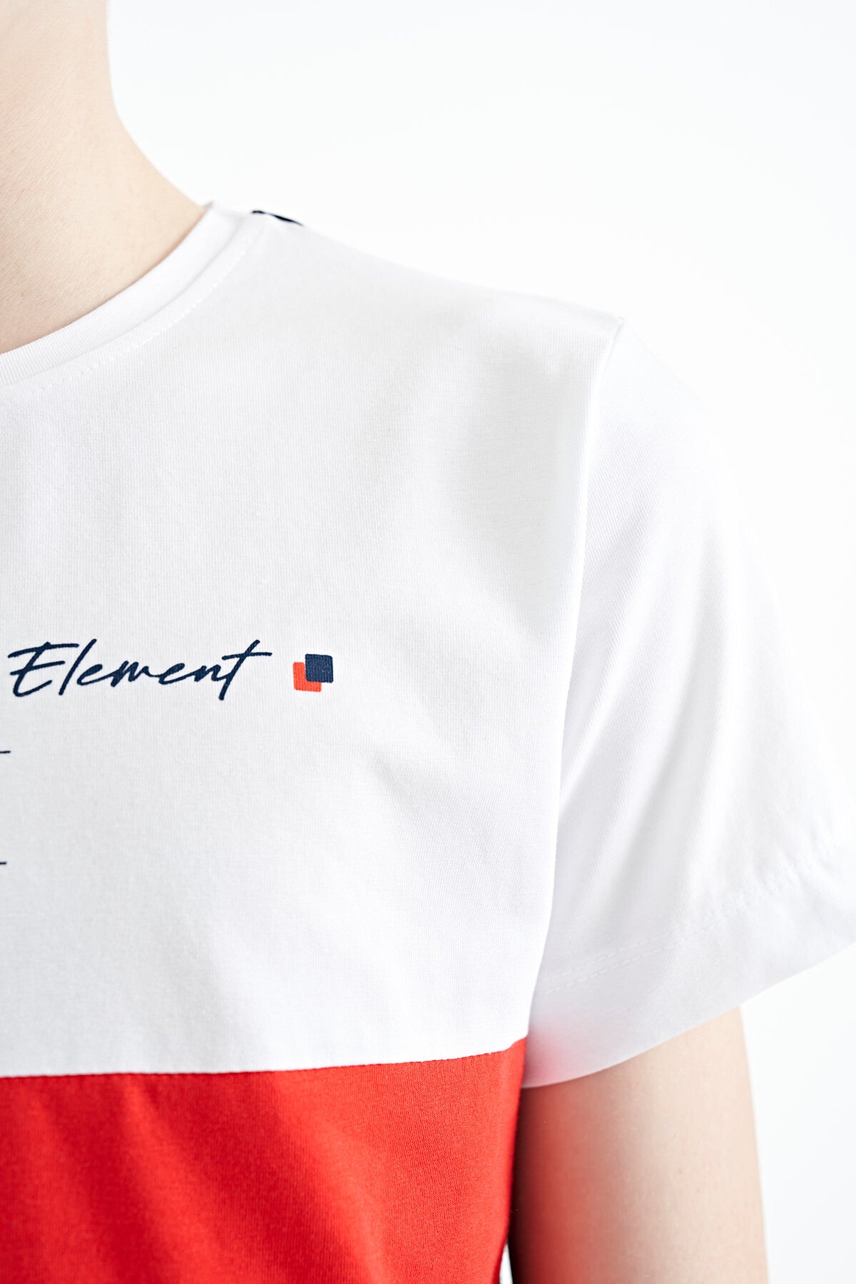 Image of Lacivert Renk Bloklu O Yaka Baskı Detaylı Standart Kalıp Erkek Çocuk T-Shirt - 11135