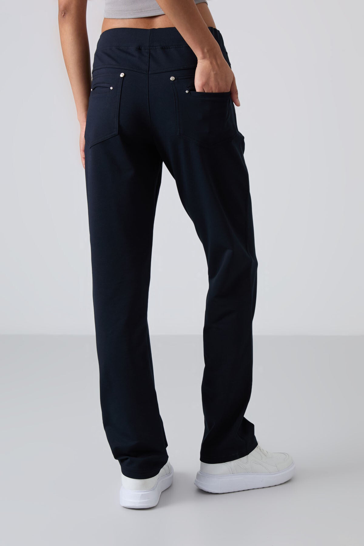 Image of Pantaloni de trening bleumarin pentru femei cu detalii cu pietre, buzunare, croială confortabilă, model clasic pe picior - 94007